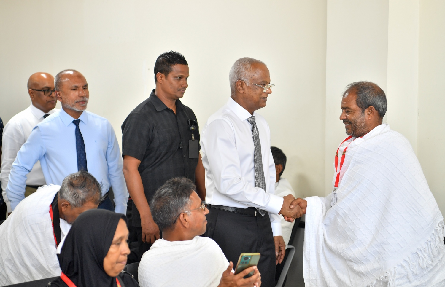 ހައްޖަށް ފުރާ މީހުންގެ ފަހު ގްރޫޕްގައި ހިމެނޭ މީހަކާ ރައީސް އިބްރާހިމް މުހައްމަދު ސޯލިހު ސަލާމް ކުރައްވަނީ.-- ފޮޓޯ: ރައީސް އޮފީސް