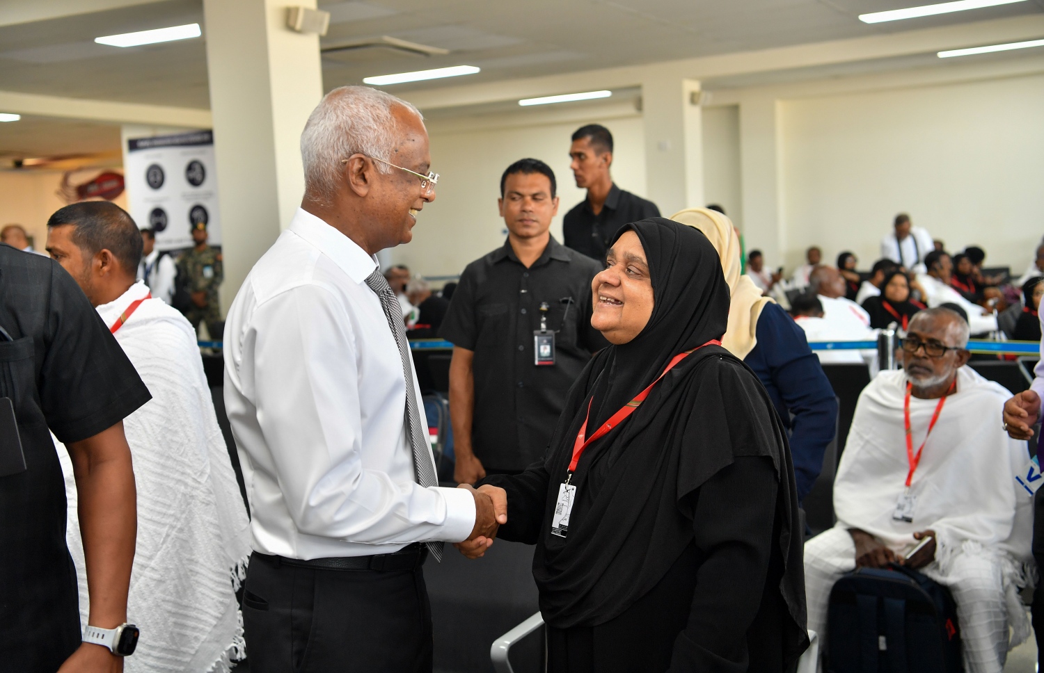 ހައްޖަށް ފުރާ މީހުންގެ ފަހު ގްރޫޕްގައި ހިމެނޭ މީހަކާ ރައީސް އިބްރާހިމް މުހައްމަދު ސޯލިހު ސަލާމް ކުރައްވަނީ.-- ފޮޓޯ: ރައީސް އޮފީސް