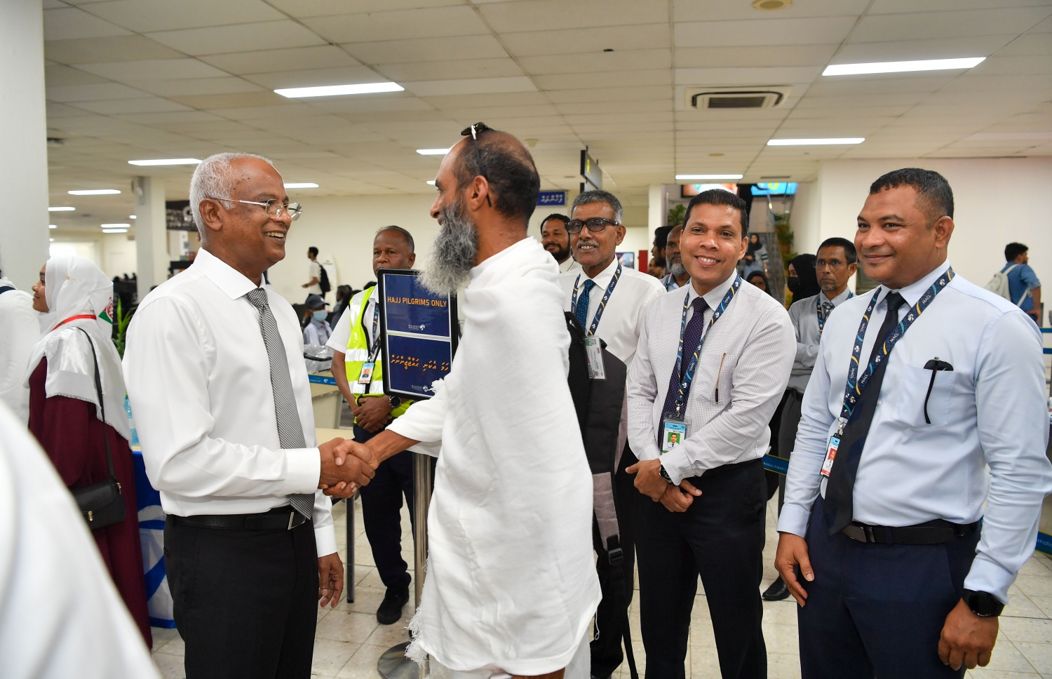 ހައްޖަށް ފުރާ މީހުންގެ ފަހު ގްރޫޕްގައި ހިމެނޭ ބަޔަކާ ރައީސް އިބްރާހިމް މުހައްމަދު ސޯލިހު ސަލާމް ކުރައްވަނީ.-- ފޮޓޯ: ރައީސް އޮފީސް