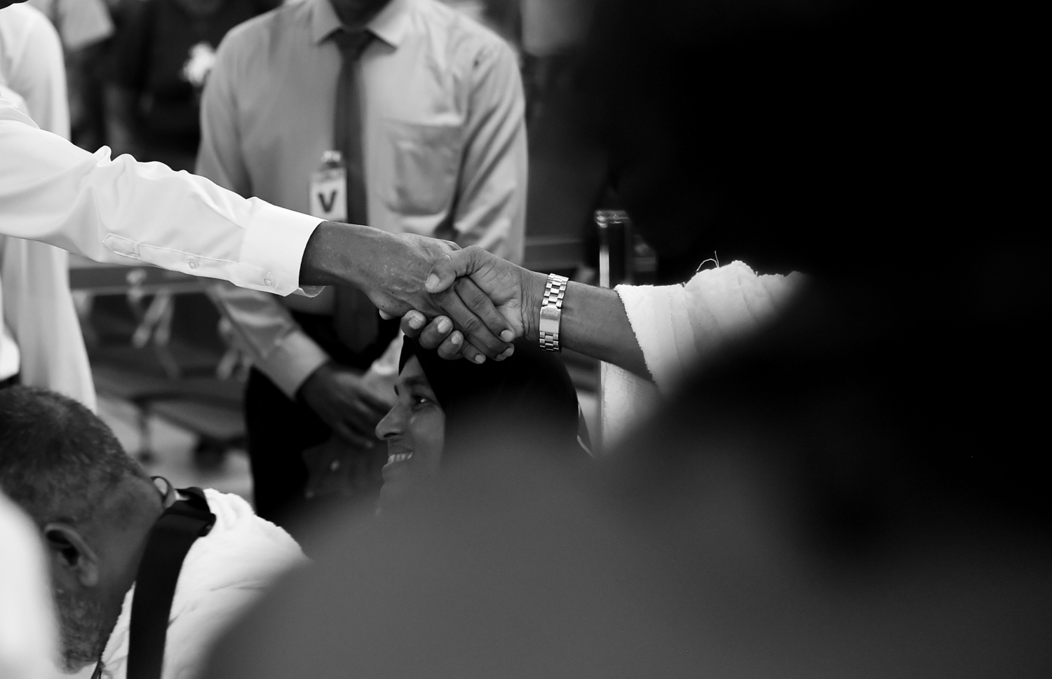 ހައްޖަށް ފުރާ މީހުންގެ ފަހު ގްރޫޕްގައި ހިމެނޭ މީހަކާ ރައީސް އިބްރާހިމް މުހައްމަދު ސޯލިހު ސަލާމް ކުރައްވަނީ.-- ފޮޓޯ: ރައީސް އޮފީސް