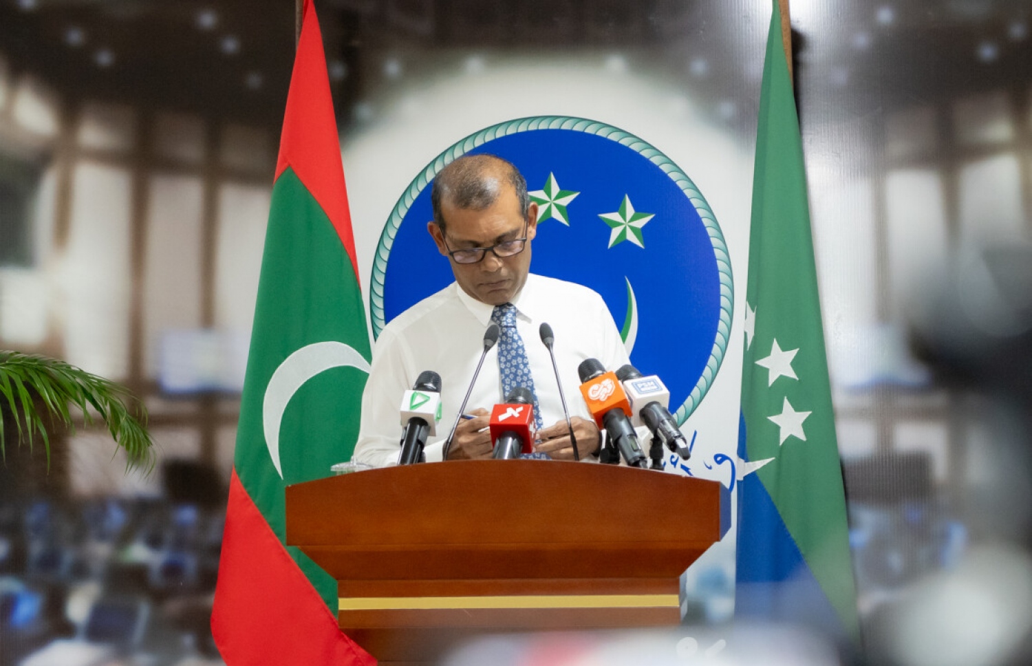 މަޖިލީހުގެ ރައީސް މުހައްމަދު ނަޝީދު ނޫސްވެރިންނަށް އިއްޔެ މައުލޫމާތު ދެއްވަނީ. -ފޮޓޯ: މަޖިލީހުގެ އިދާރާ