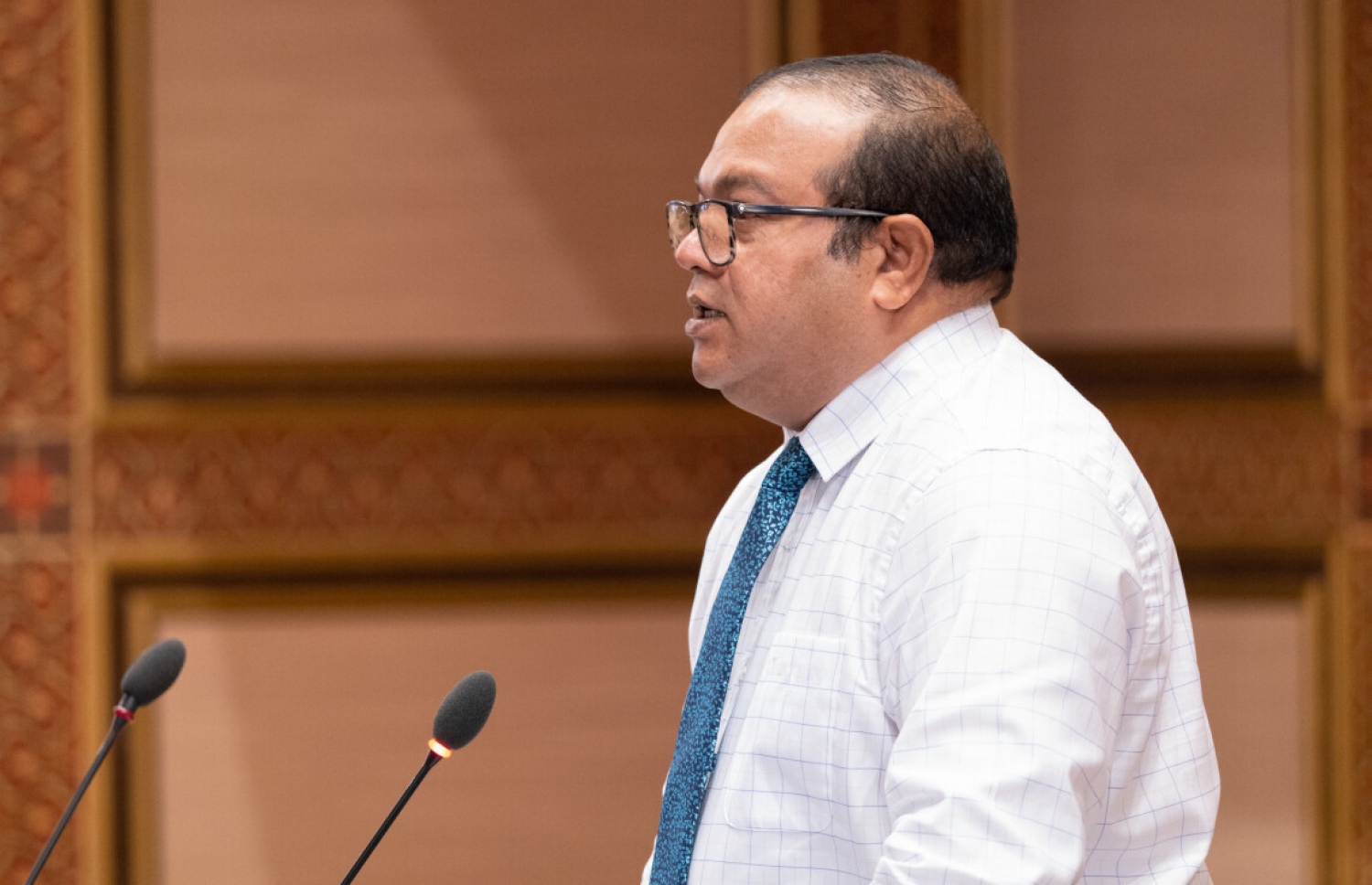 މަޖިލީހުގެ މެޖޯރިޓީ ލީޑަރު އަދި ހިތަދޫ އުތުރު ދާއިރާގެ އެމްޑީޕީ މެމްބަރު މުހައްމަދު އަސްލަމް މަޖިލީހުގެ ޖަލްސާއެއްގައި ވާހަކަ ދައްކަވަނީ. --ފޮޓޯ: މަޖިލީހުގެ އިދާރާ