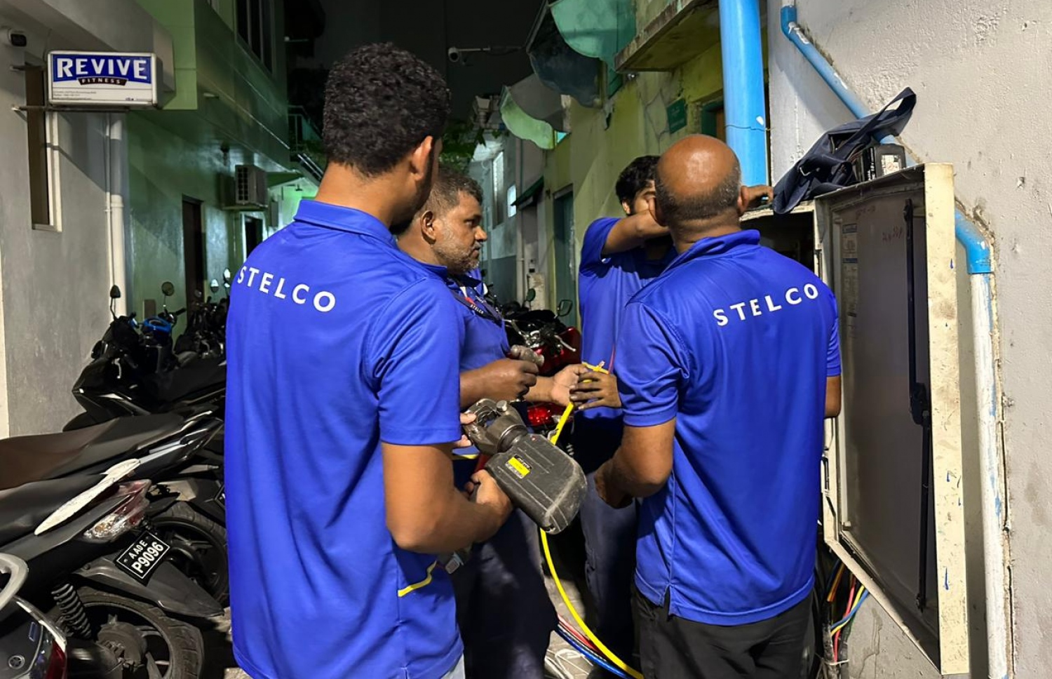 ސްޓެލްކޯގެ މުވައްޒަފުންތަކެއް މަސައްކަތުގައި.