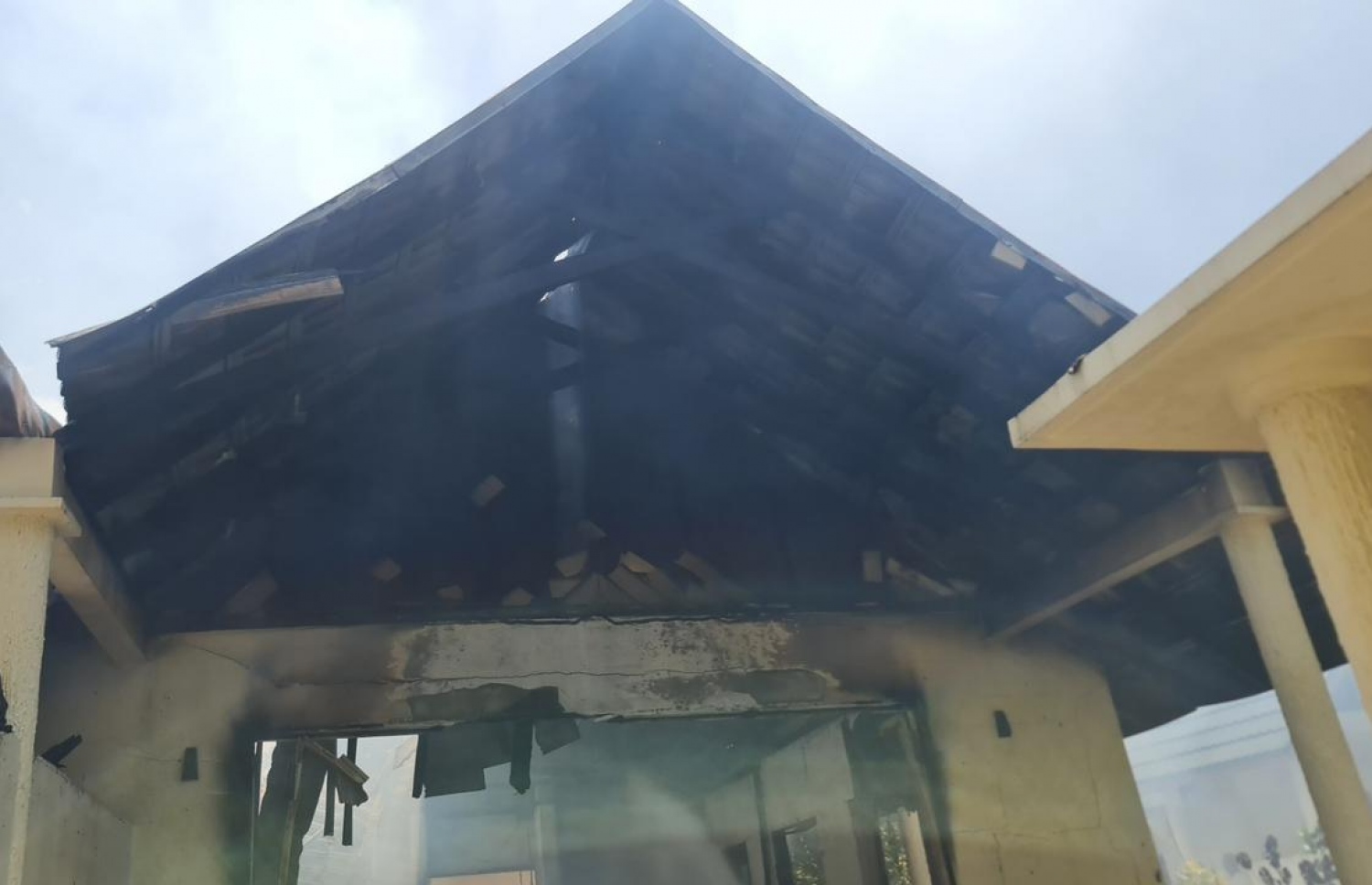 ފުރަވެރި ރިސޯޓުގައި ރޯވި އަލިފާންގަނޑު ނިއްވާލުމުގެ މަސައްކަތް ކުރަނީ.-- ފޮޓޯ: އެމްއެންޑީއެފް