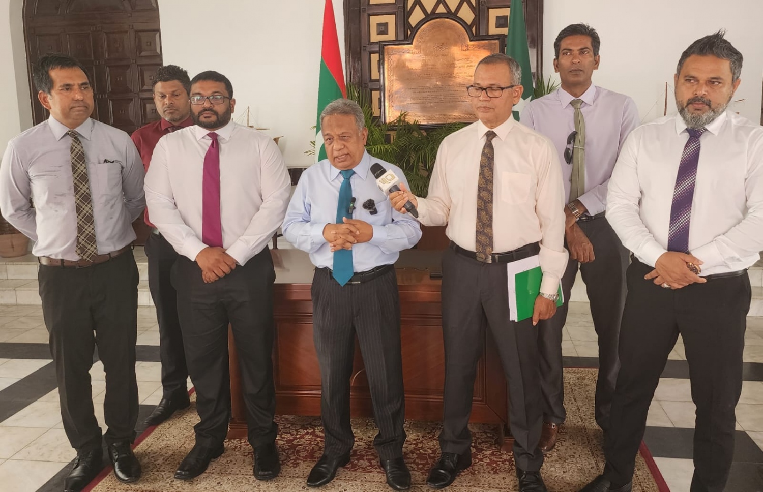 އިދިކޮޅު ޕީޕީއެމް/ޕީއެންސީއަށް ނިސްބަތްވާ މެމްބަރުން މަޖިލީހުގައި ބޭއްވި ނޫސްވެރިންގެ ބައްދަލުވެއްގައި މެމްބަރުން ވާހަކަ ދައްކަވަނީ.