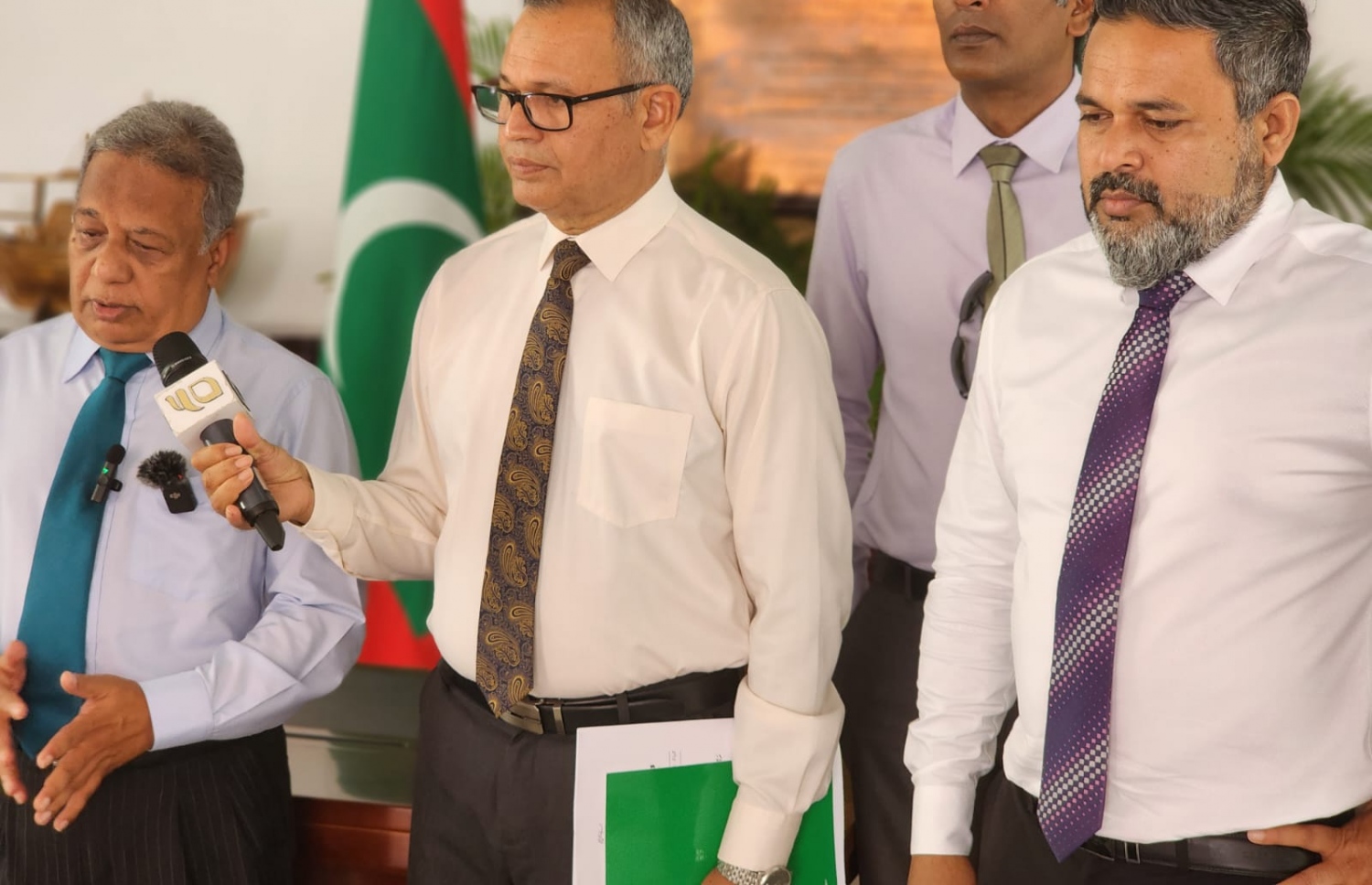 އިދިކޮޅު ޕީޕީއެމް/ޕީއެންސީއަށް ނިސްބަތްވާ މެމްބަރުން މަޖިލީހުގައި މިއަދު ބޭއްވި ނޫސްވެރިންގެ ބައްދަލުވުމުގައި މައުލޫމާތު ދެއްވަނީ.
