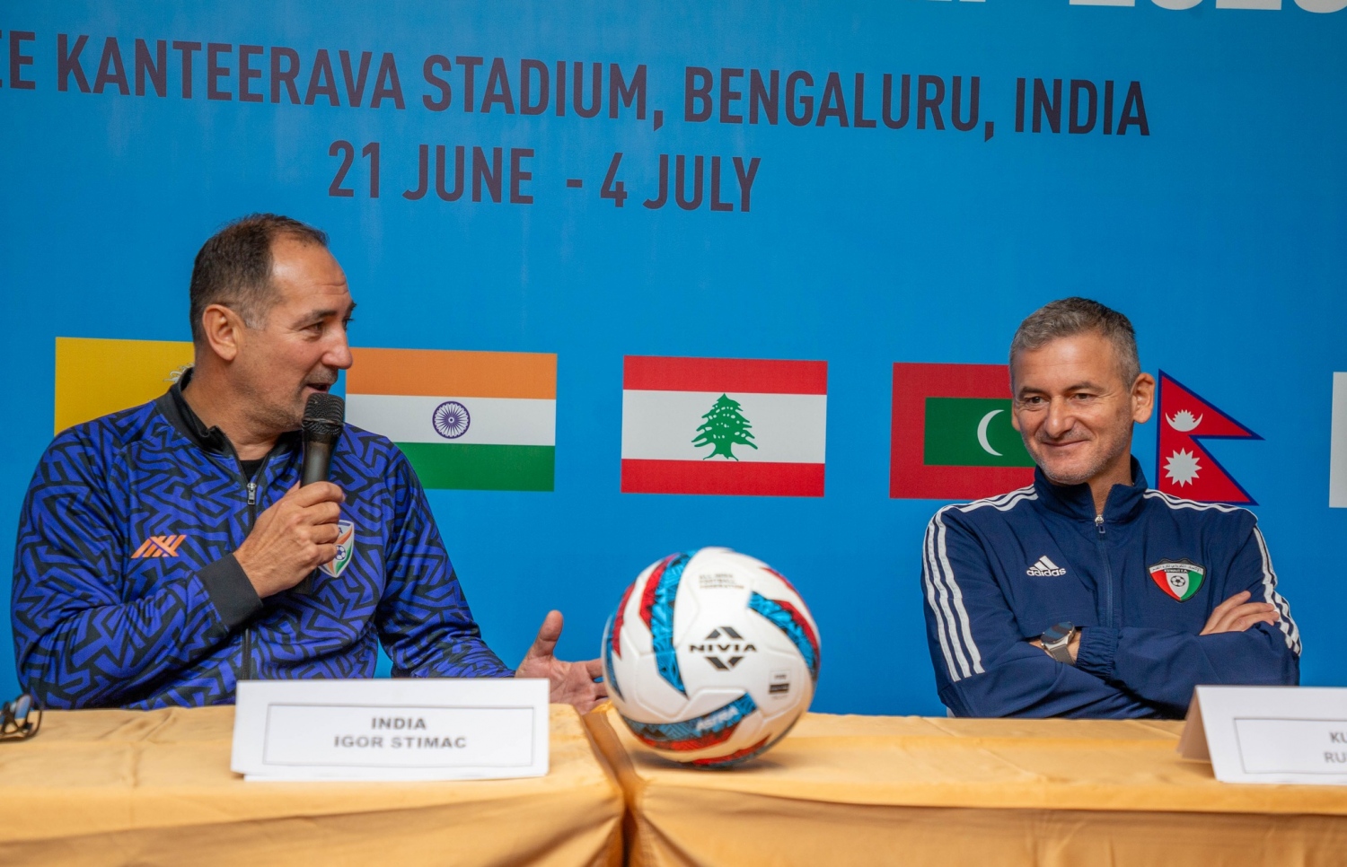 ކުވައިތުގެ ކޯޗު ބެންޓޯ އާއި އިންޑިއާގެ ކޯޗު ސްޓިމަކް އިއްޔެގެ ޕްރެސް ކޮންފަރެންސްގައި --- ފޮޓޯ: ސާފް