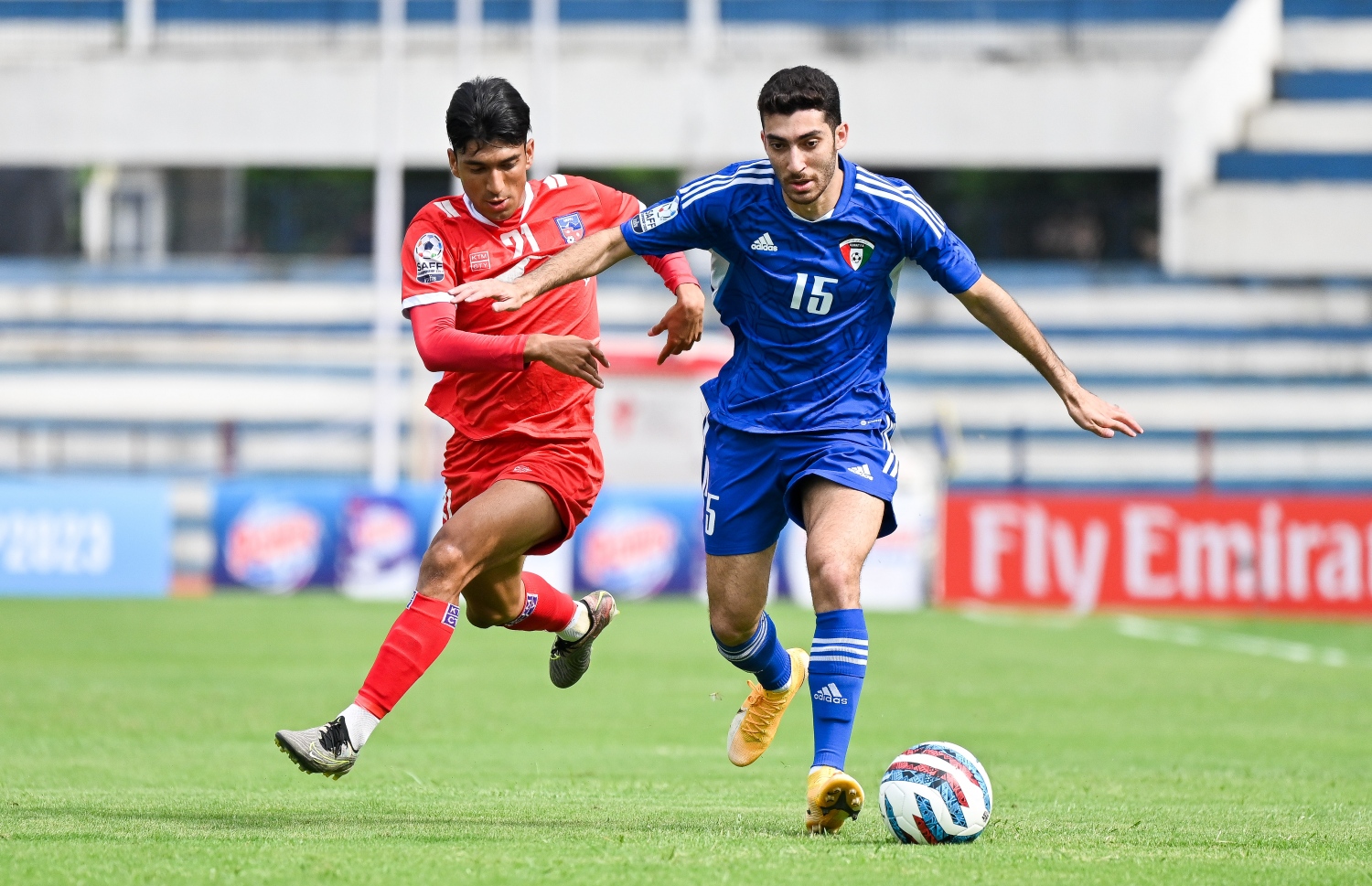 ސާފް ޗެމްޕިއަންޝިޕް 2023 ގެ ފުރަތަމަ މެޗުގައި ނޭޕާލާއި ކުވެއިތު ބައްދަލުކުރި މެޗުގެ ތެރެއިން.-- ފޮޓޯ: ފަޔާޒް މޫސާ/ މިހާރު