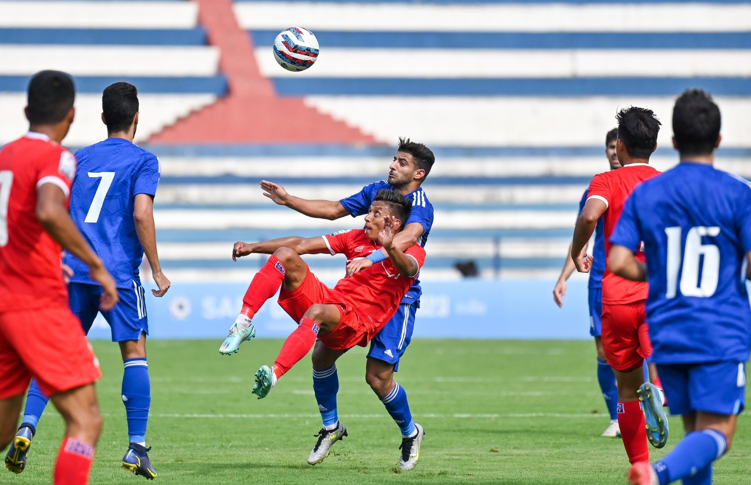 ސާފް ޗެމްޕިއަންޝިޕް 2023 ގެ ފުރަތަމަ މެޗުގައި ނޭޕާލާއި ކުވެއިތު ބައްދަލުކުރި މެޗުގެ ތެރެއިން.-- ފޮޓޯ: ފަޔާޒް މޫސާ/ މިހާރު