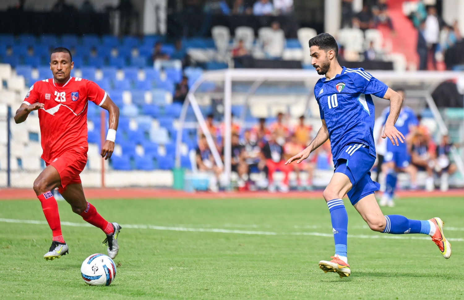 ސާފް ޗެމްޕިއަންޝިޕް 2023 ގެ ފުރަތަމަ މެޗުގައި ނޭޕާލާއި ކުވެއިތު ބައްދަލުކުރި މެޗުގެ ތެރެއިން.-- ފޮޓޯ: ފަޔާޒް މޫސާ/ މިހާރު