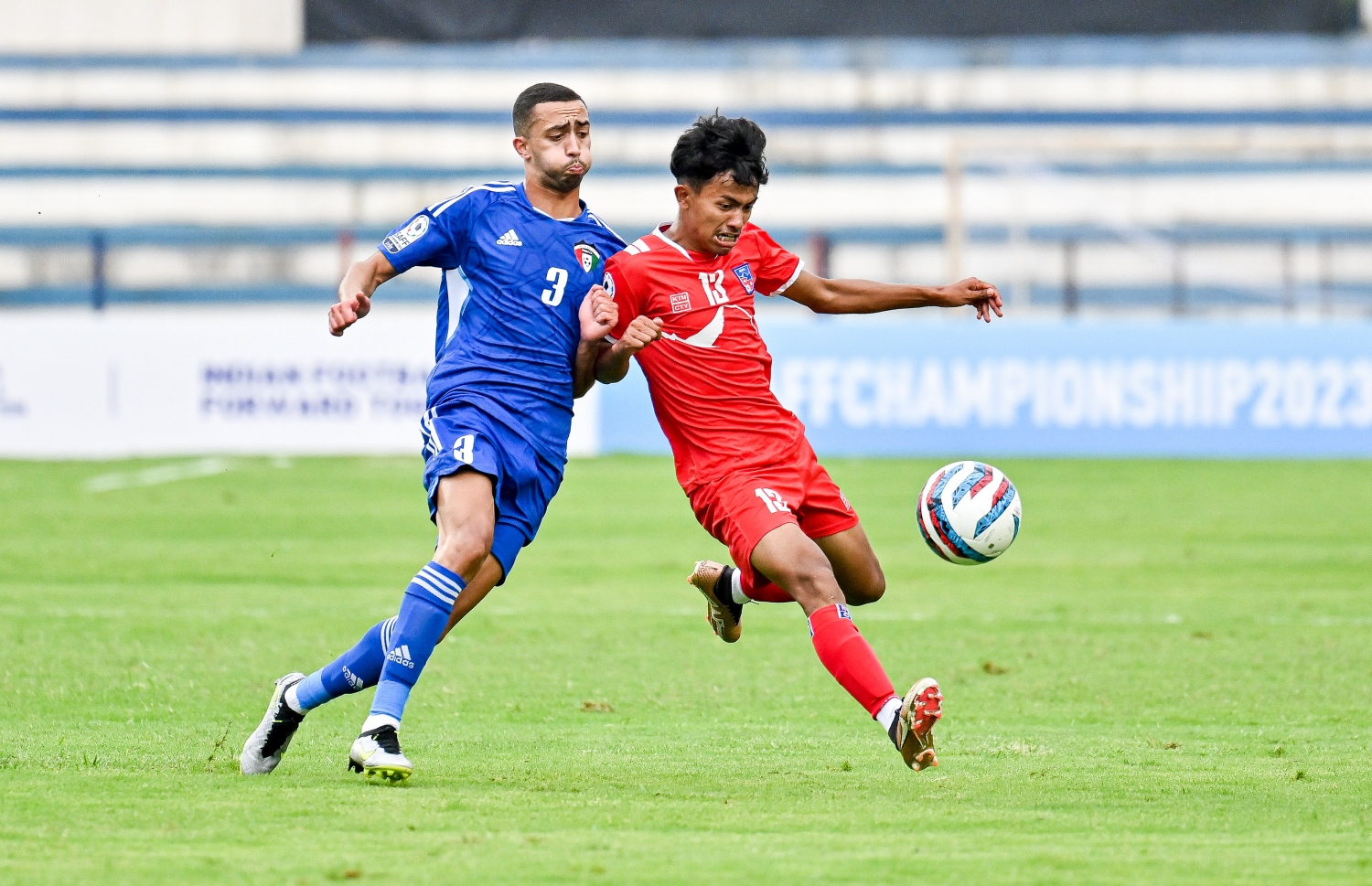 ސާފް ޗެމްޕިއަންޝިޕް 2023 ގެ ފުރަތަމަ މެޗުގައި ނޭޕާލާއި ކުވެއިތު ބައްދަލުކުރި މެޗުގެ ތެރެއިން.-- ފޮޓޯ: ފަޔާޒް މޫސާ/ މިހާރު