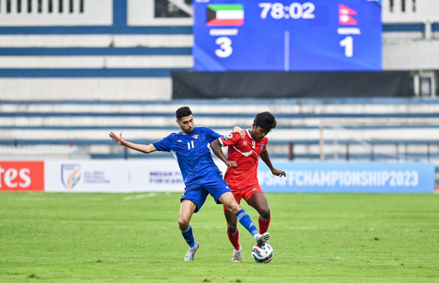 ސާފް ޗެމްޕިއަންޝިޕް 2023 ގެ ފުރަތަމަ މެޗުގައި ނޭޕާލާއި ކުވެއިތު ބައްދަލުކުރި މެޗުގެ ތެރެއިން.-- ފޮޓޯ: ފަޔާޒް މޫސާ/ މިހާރު