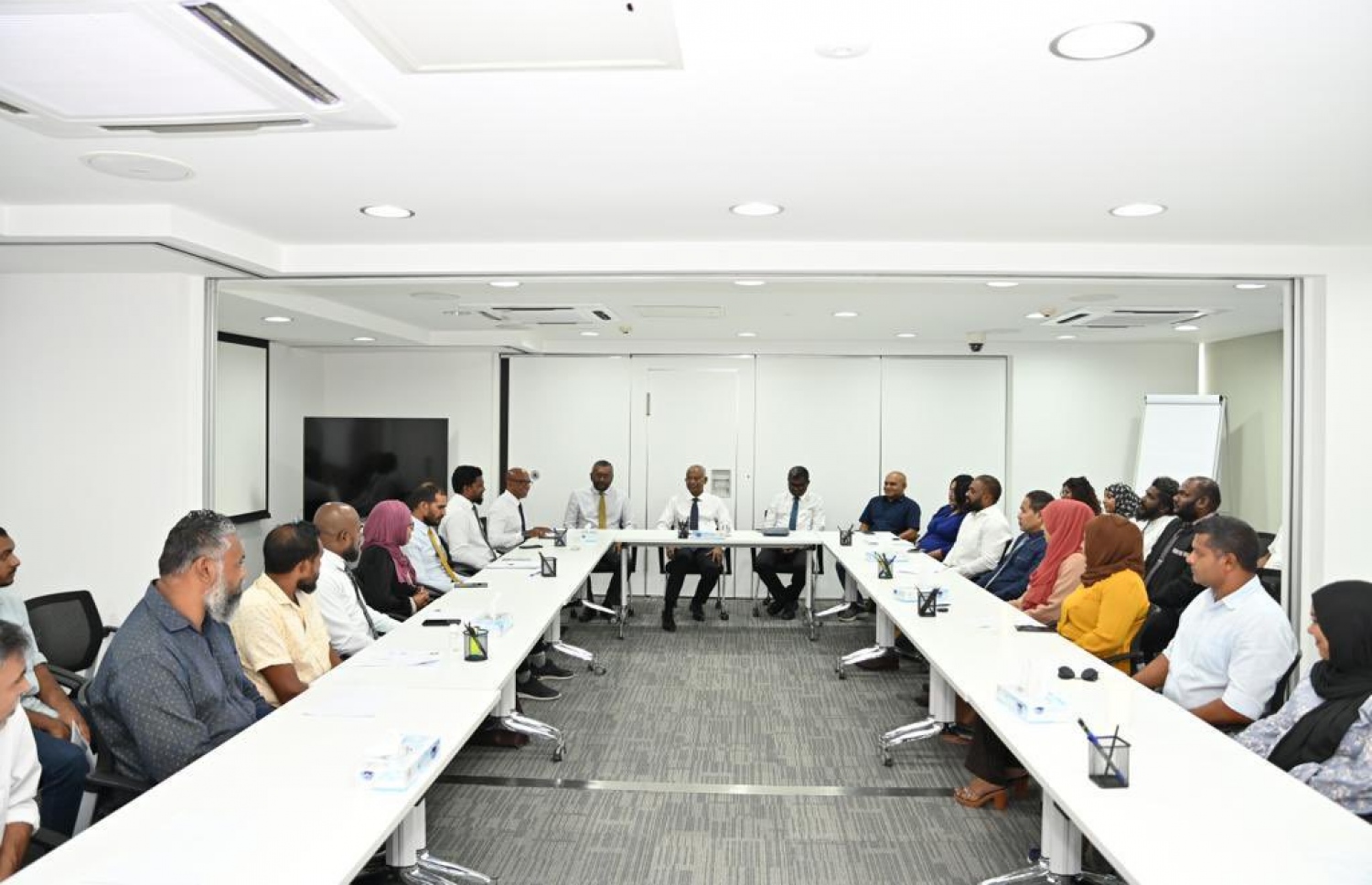 އެމްޑީޕީއާ ގުޅިވަޑައިގަތް ޖޭޕީގެ ކުރީގެ ކައުންސިލް ބޭފުޅުންނާ ރައީސް ވާހަކަ ދައްކަވަނީ. -- ފޮޓޯ | އެމްޑީޕީ