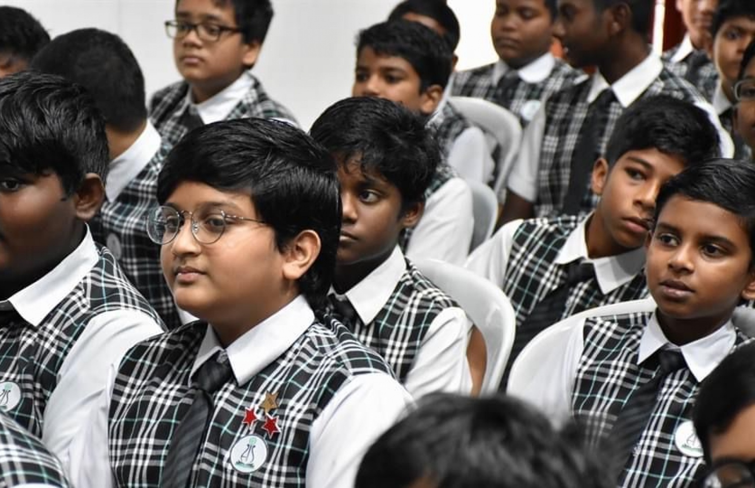 އަހުމަދިއްޔާ ސްކޫލު ދަރިވަރުންނަށް ރިޕޯޓް ދިނުމަށް އިއްޔެ ބޭއްވި ޖަލްސާގައި ބައެއް ދަރިވަރުން ބައިވެރިވަނީ. -- ފޮޓޯ: އަހުމަދިއްޔާ ސްކޫލް