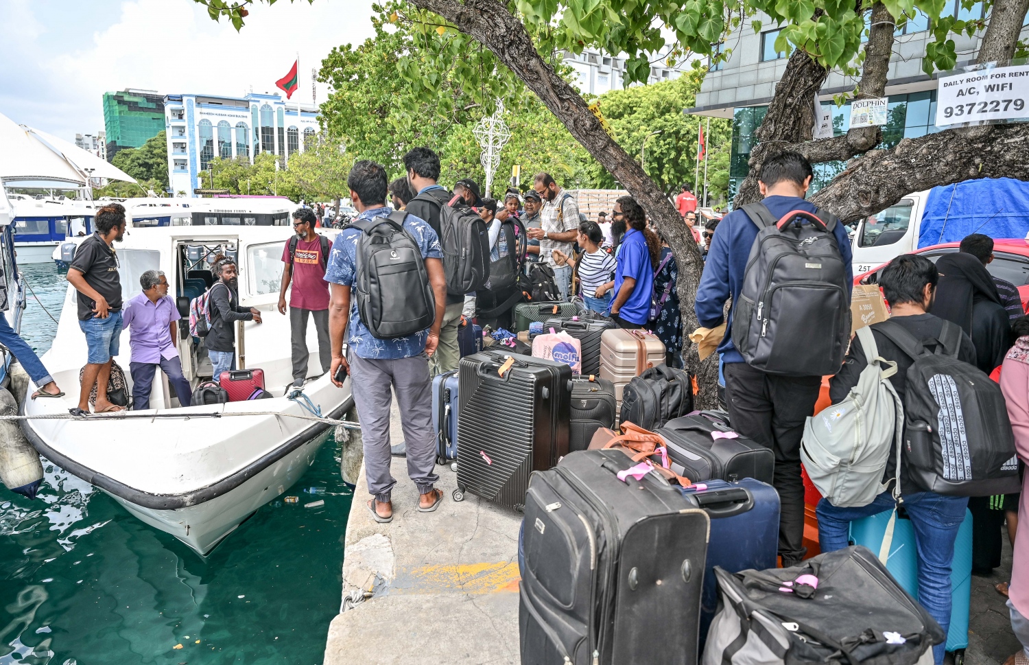 ބޮޑު ޗުއްޓީ އާއި އީދަށް ފުރާ ބަޔަކު އެމްއެމްއޭ ކުރިމަތިން ލޯންޗަށް އަރަނީ: ބަންދަށް ގިނަ ބަޔަކު އަންނަނީ ރަށްރަށަށް ފުރަމުން.-- ފޮޓޯ: ނިޝާން އަލީ | މިހާރު