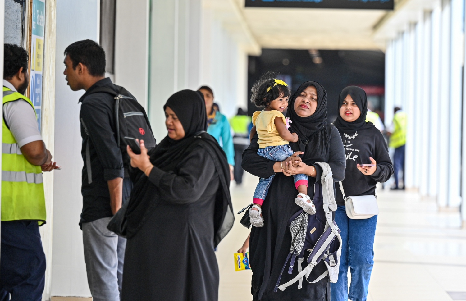 ވެލާނާ އެއާޕޯޓުގެ ޑޮމެސްޓިކް ޓާމިނަލުގެ ބޭރުގައި ބޮޑު ޗުއްޓީ އާއި އީދަށް ފުރާ ބަޔަކު މަޑުކޮށްލައިގެން: ބަންދަށް ގިނަ ބަޔަކު އަންނަނީ ރަށްރަށަށް ފުރަމުން.-- ފޮޓޯ: ނިޝާން އަލީ | މިހާރު