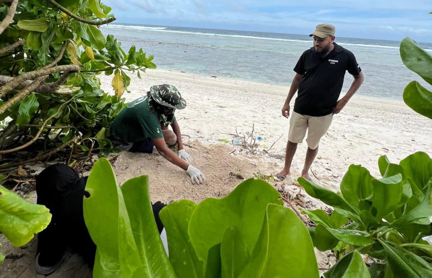 ލ. ގާދޫގައި ވެލާކަހަނބު އަރާ ސަރަހައްދު ބެލެހެއްޓުމާ ހަވާލުވެ ހުންނަ ޓާޓަލް ރޭންޖާ އިބްރާހިމް އިނާން އާއި އިތުރު ބަޔަކު އެ ރަށުގައި ސާވޭގެ މަސައްކަތުގައި.-- ފޮޓޯ: އޯއާރުޕީ