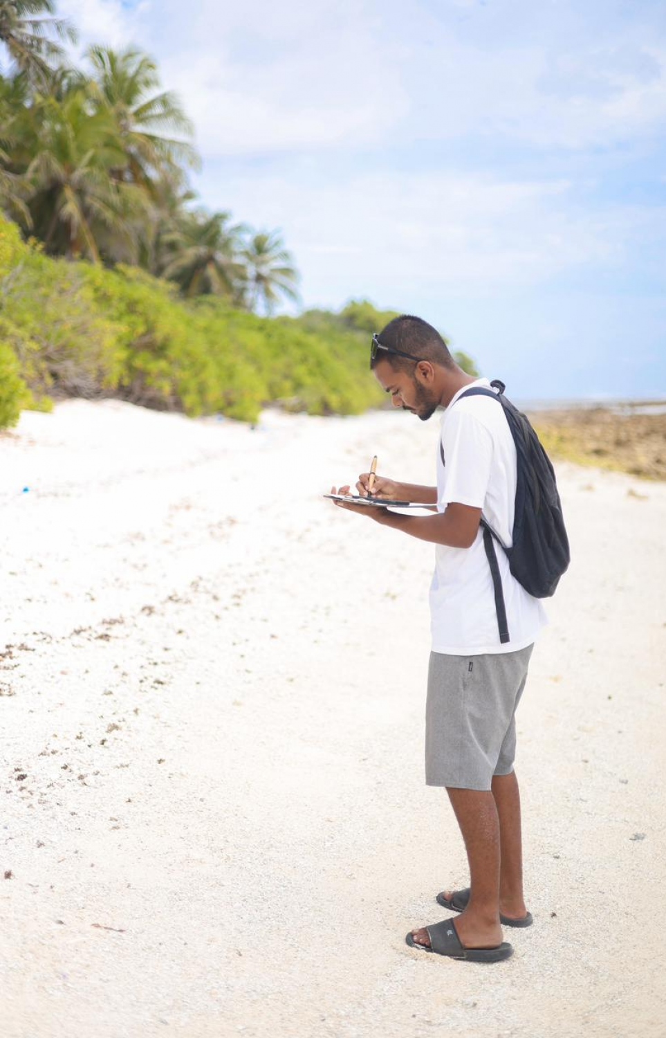 ލ. ގާދޫގައި ވެލާކަހަނބު އަރާ ސަރަހައްދު ބެލެހެއްޓުމާ ހަވާލުވެ ހުންނަ ޓާޓަލް ރޭންޖާ އިބްރާހިމް އިނާން.-- ފޮޓޯ: އޯއާރުޕީ