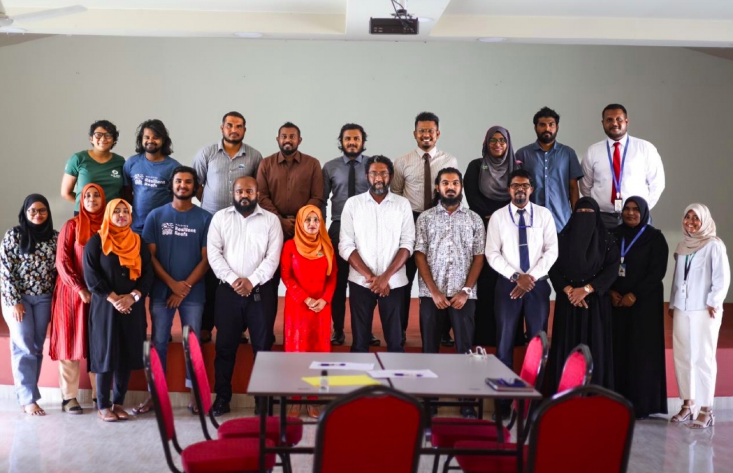 ލ. ގާދޫގައި ވެލާކަހަނބު އަރާ ސަރަހައްދު ބެލެހެއްޓުމުގައި ހަރަކާތްތެރިވާ އިދާރާތަކުގެ މެދުގައި ބޭއްވި ބައްދަލުވުމެއްގައި އެތަންތަނުގެ އިސްވެރިން.-- ފޮޓޯ: އޯއާރުޕީ