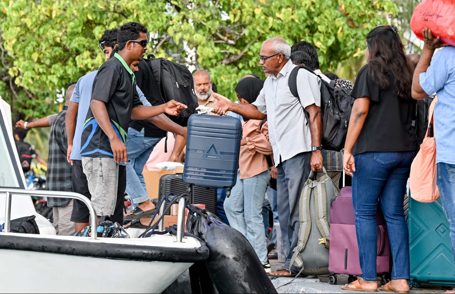 ބޮޑު ޗުއްޓީ އާއި އީދަށް ފުރާ ބަޔަކު އެމްއެމްއޭ ކުރިމަތިން ލޯންޗަށް އަރަނީ: ބަންދަށް ގިނަ ބަޔަކު އަންނަނީ ރަށްރަށަށް ފުރަމުން.-- ފޮޓޯ: ނިޝާން އަލީ | މިހާރު