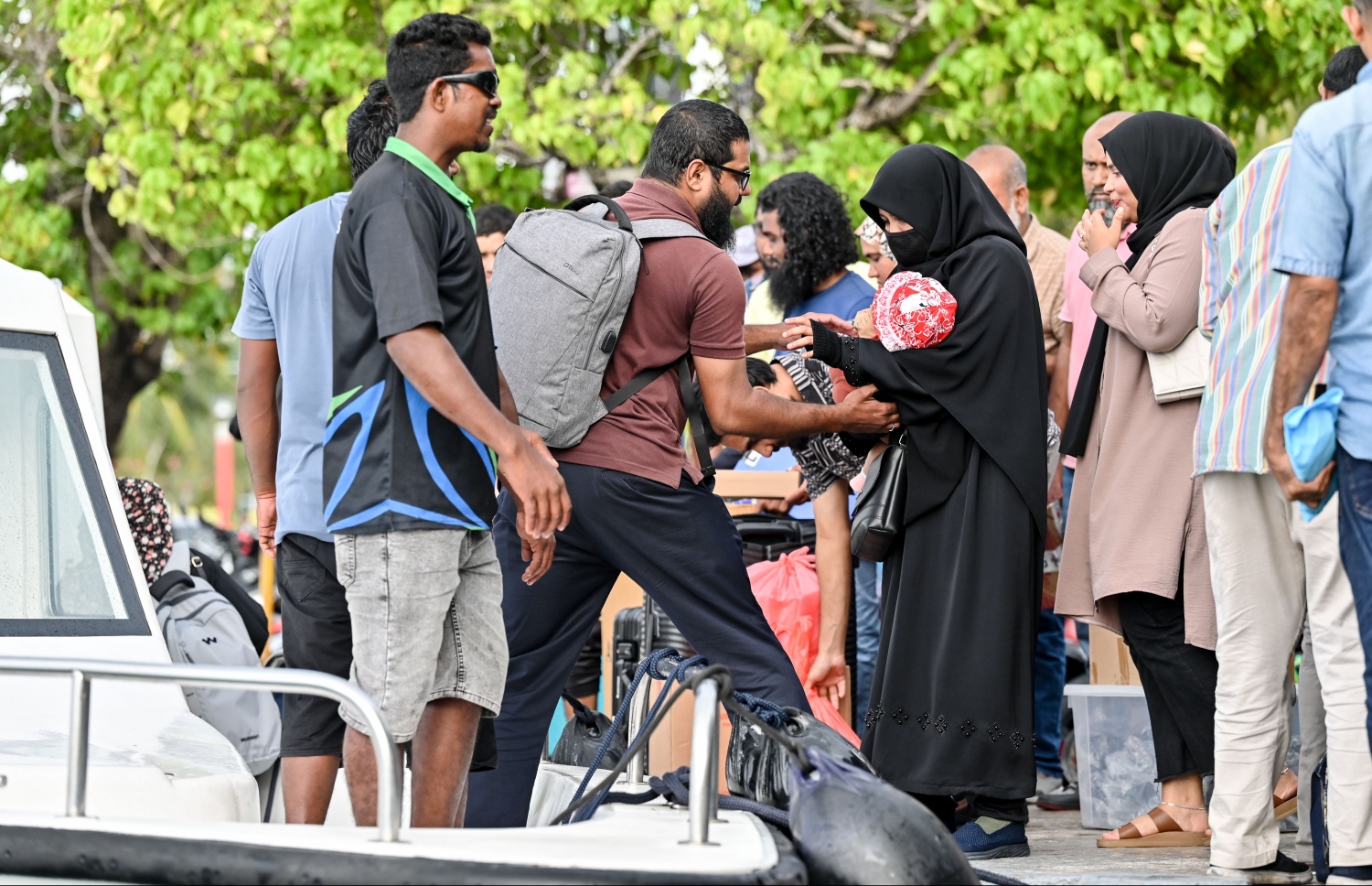 ބޮޑު ޗުއްޓީ އާއި އީދަށް ފުރާ ބަޔަކު އެމްއެމްއޭ ކުރިމަތިން ލޯންޗަށް އަރަނީ: ބަންދަށް ގިނަ ބަޔަކު އަންނަނީ ރަށްރަށަށް ފުރަމުން.-- ފޮޓޯ: ނިޝާން އަލީ | މިހާރު