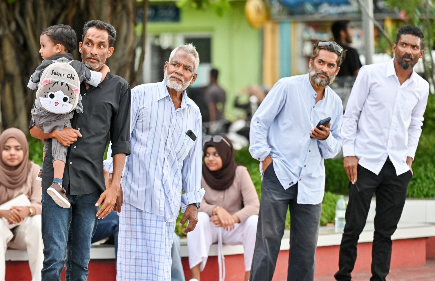 ބޮޑު ޗުއްޓީ އާއި އީދަށް ފުރާ ބަޔަކު ޖުމްހޫރީ މައިދާނުގައި މަޑުކޮށްލައިގެން.-- ފޮޓޯ: ނިޝާން އަލީ | މިހާރު