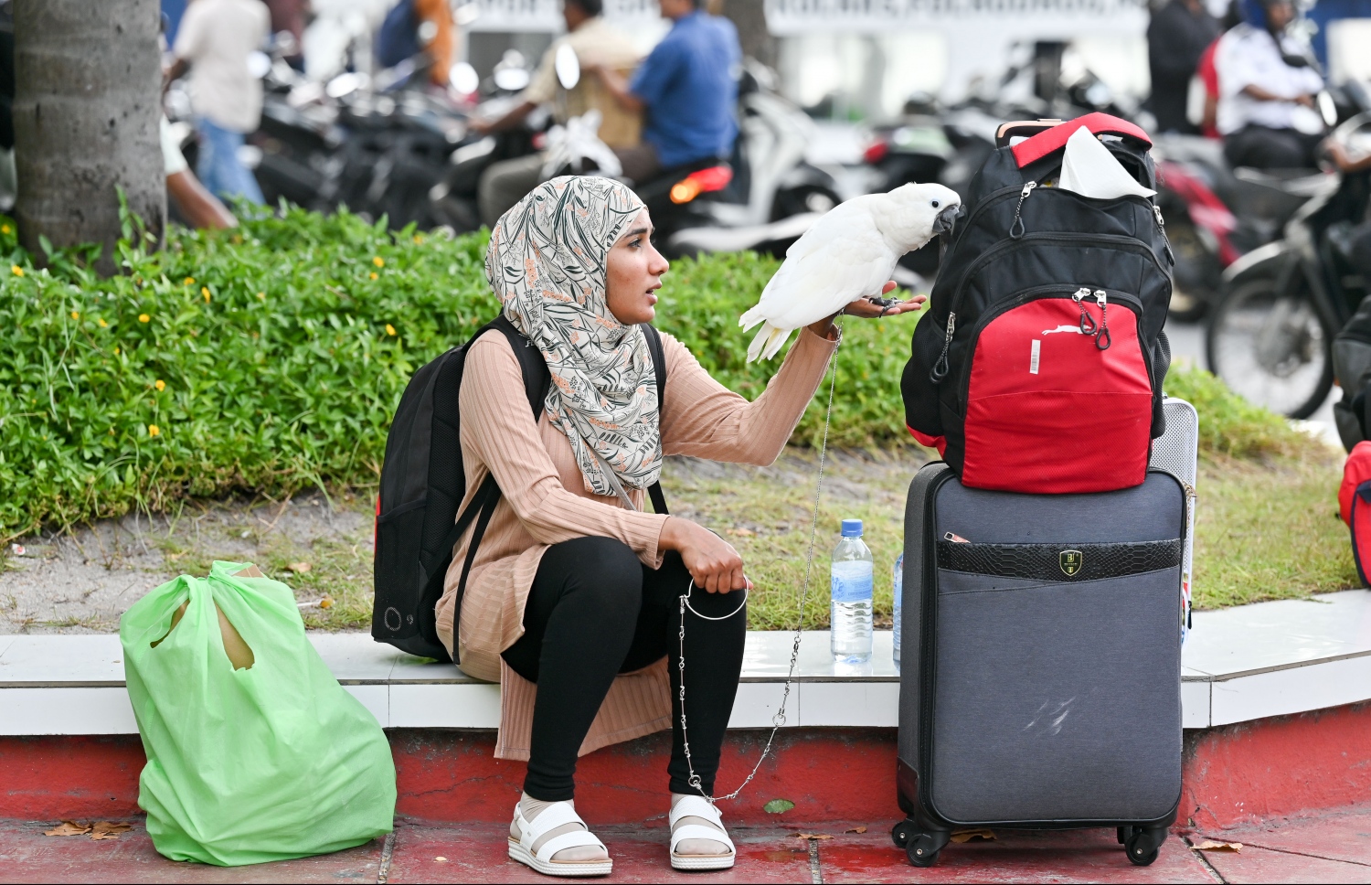 ބޮޑު ޗުއްޓީ އާއި އީދަށް ފުރާ އަންހެނަކު ދޫންޏަކާއެކު ޖުމްހޫރީ މައިދާނުގައި މަޑުކޮށްލައިގެން.-- ފޮޓޯ: ނިޝާން އަލީ | މިހާރު