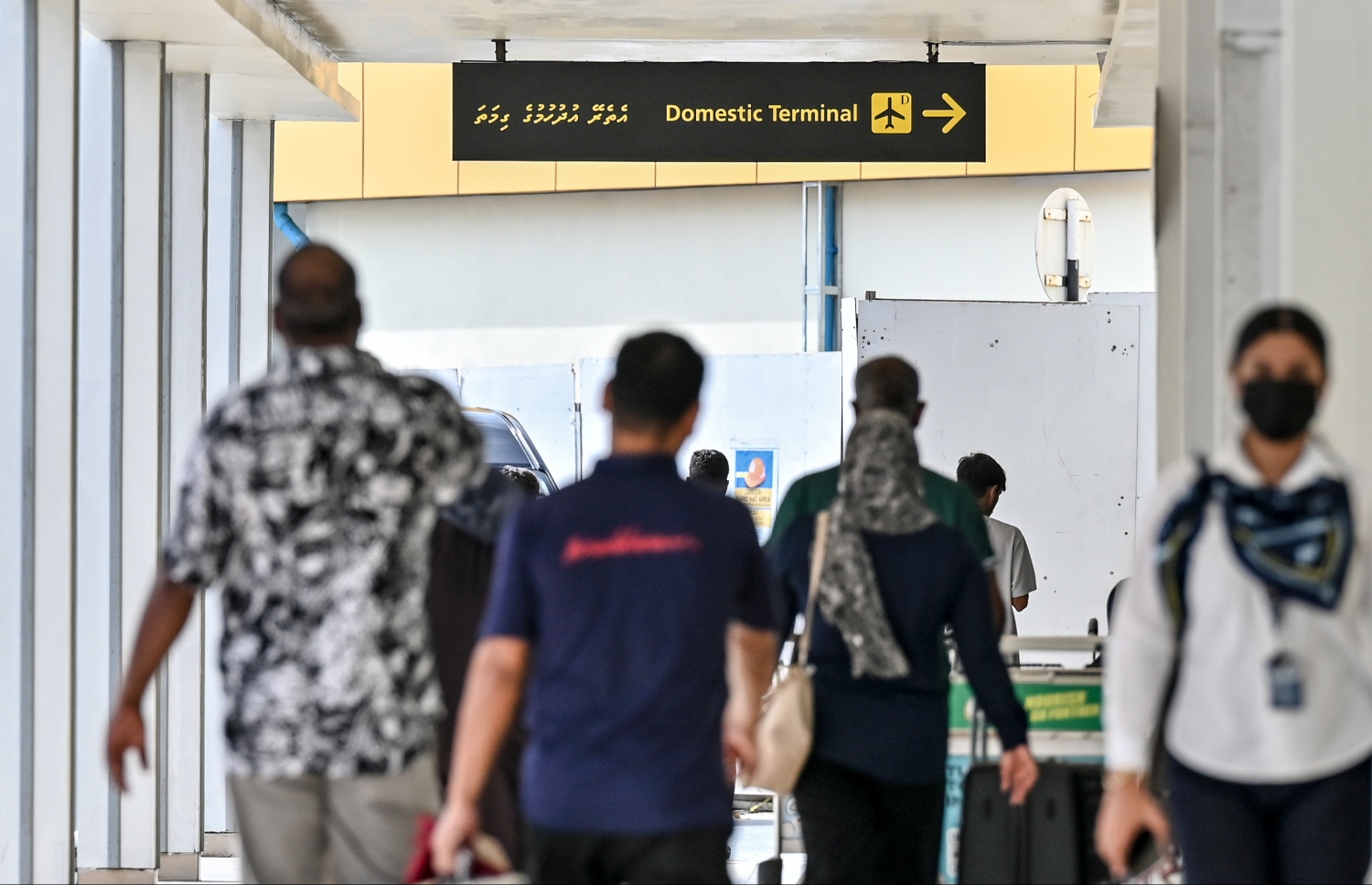 ވެލާނާ އެއާޕޯޓުގެ ޑޮމެސްޓިކް ޓާމިނަލުން ފުރަން ބަޔަކު ދަނީ: ބަންދަށް ގިނަ ބަޔަކު އަންނަނީ ރަށްރަށަށް ފުރަމުން.-- ފޮޓޯ: ނިޝާން އަލީ | މިހާރު