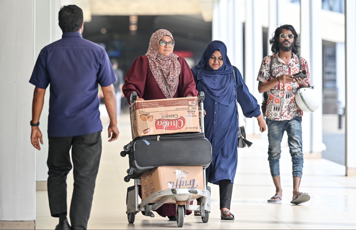 ވެލާނާ އެއާޕޯޓުގެ ޑޮމެސްޓިކް ޓާމިނަލުން ފުރަން ބަޔަކު ދަނީ: ބަންދަށް ގިނަ ބަޔަކު އަންނަނީ ރަށްރަށަށް ފުރަމުން.-- ފޮޓޯ: ނިޝާން އަލީ | މިހާރު