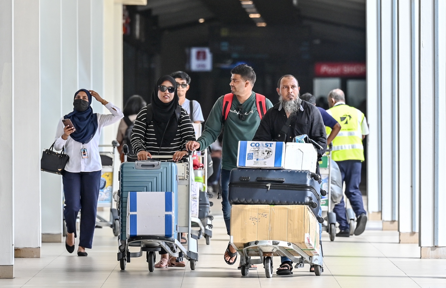 ވެލާނާ އެއާޕޯޓުގެ ޑޮމެސްޓިކް ޓާމިނަލުން ފުރަން ބަޔަކު ދަނީ: ބަންދަށް ގިނަ ބަޔަކު އަންނަނީ ރަށްރަށަށް ފުރަމުން.-- ފޮޓޯ: ނިޝާން އަލީ | މިހާރު