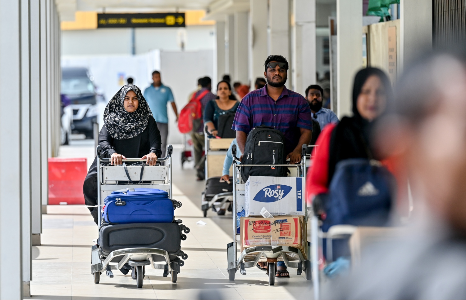 ވެލާނާ އެއާޕޯޓުގެ ޑޮމެސްޓިކް ޓާމިނަލުން ފުރަން ބަޔަކު ދަނީ: ބަންދަށް ގިނަ ބަޔަކު އަންނަނީ ރަށްރަށަށް ފުރަމުން.-- ފޮޓޯ: ނިޝާން އަލީ | މިހާރު