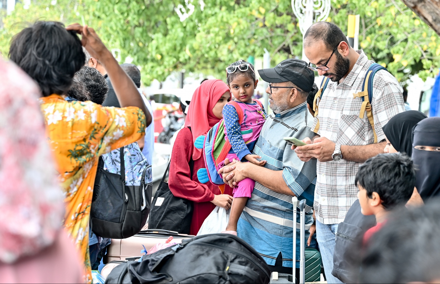 ބޮޑު ޗުއްޓީ އާއި އީދަށް ފުރާ ބަޔަކު އެމްއެމްއޭ ކުރިމަތިން ލޯންޗަށް އަރަނީ: ބަންދަށް ގިނަ ބަޔަކު އަންނަނީ ރަށްރަށަށް ފުރަމުން.-- ފޮޓޯ: ނިޝާން އަލީ | މިހާރު