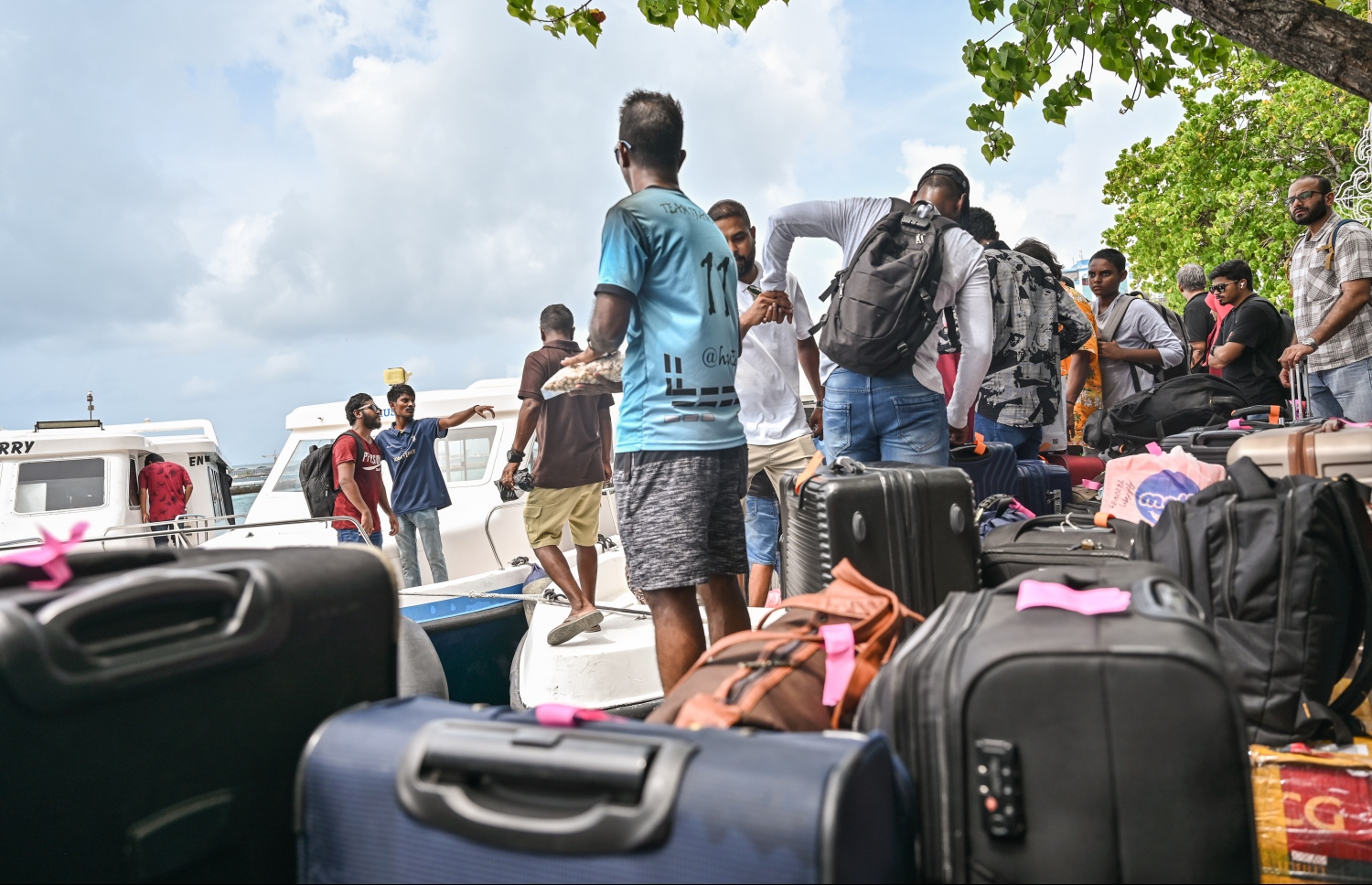 ބޮޑު ޗުއްޓީ އާއި އީދަށް ފުރާ ބަޔަކު އެމްއެމްއޭ ކުރިމަތިން ލޯންޗަށް އަރަނީ: ބަންދަށް ގިނަ ބަޔަކު އަންނަނީ ރަށްރަށަށް ފުރަމުން.-- ފޮޓޯ: ނިޝާން އަލީ | މިހާރު