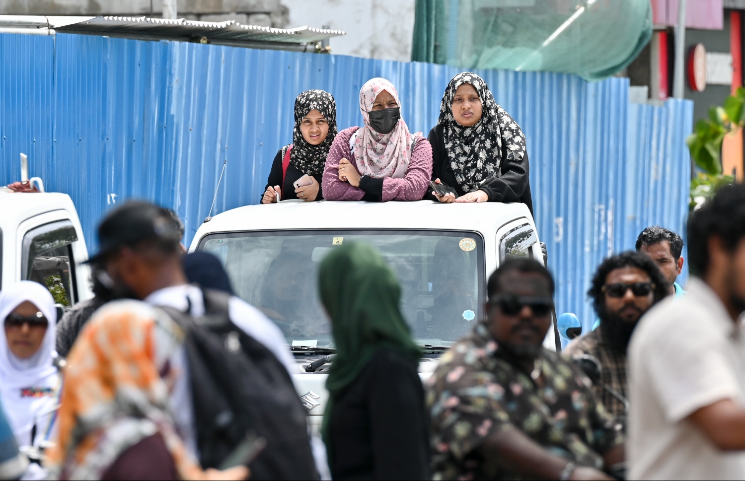 ބޮޑު ޗުއްޓީ އާއި އީދަށް ފުރާ ބަޔަކު އެމްއެމްއޭ ކުރިމަތިން ޕިކަޕެއްގައި ދަނީ: ބަންދަށް ގިނަ ބަޔަކު އަންނަނީ ރަށްރަށަށް ފުރަމުން.-- ފޮޓޯ: ނިޝާން އަލީ | މިހާރު