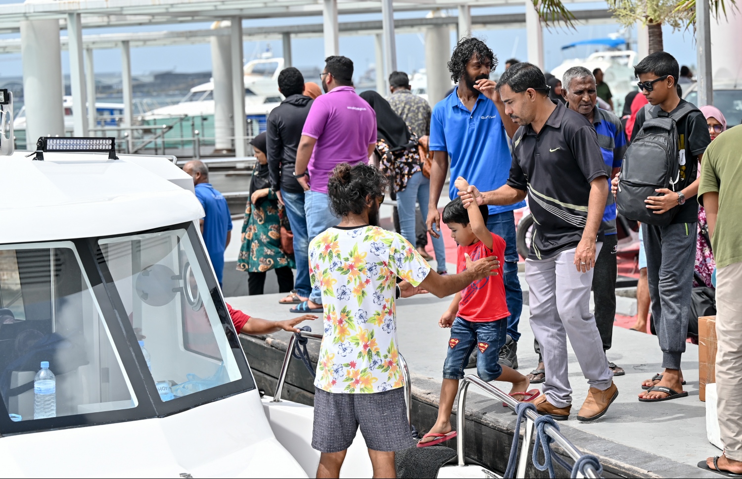 ބޮޑު ޗުއްޓީ އާއި އީދަށް ފުރާ ބަޔަކު ޖުމްހޫރީ މައިދާން ކުރިމަތިން ލޯންޗަށް އަރަނީ: ބަންދަށް ގިނަ ބަޔަކު އަންނަނީ ރަށްރަށަށް ފުރަމުން.-- ފޮޓޯ: ނިޝާން އަލީ | މިހާރު