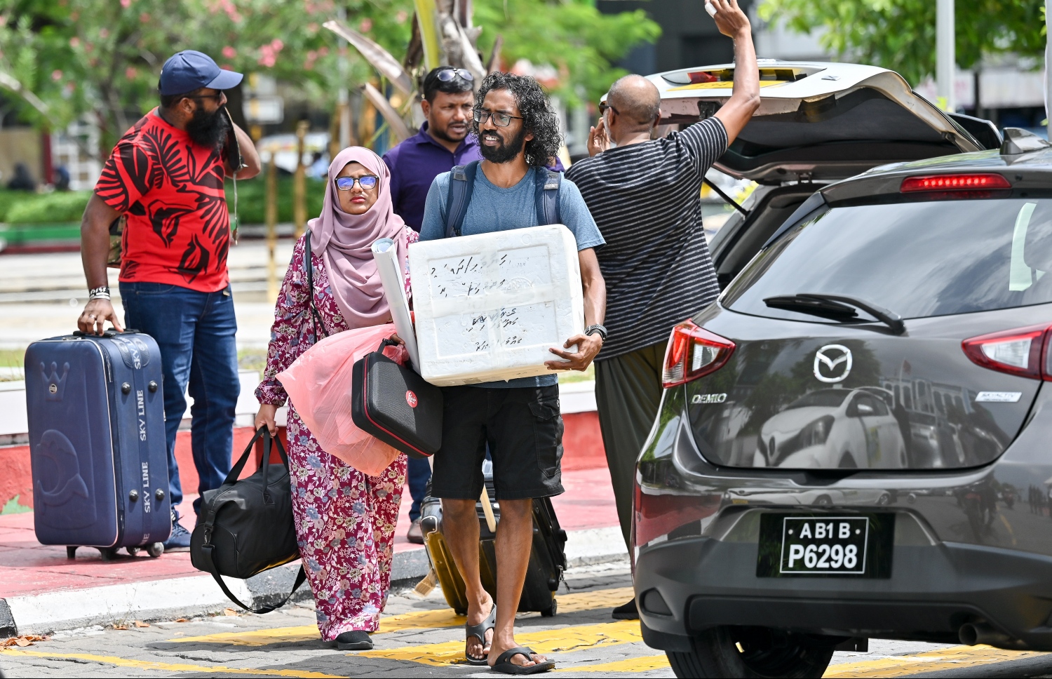 ބޮޑު ބަންދާއެކު ޗުއްޓީއަށް ރަށަކަށް ފުރަން ގޮސް ތިބި ބަޔަކު، މަގު ހުރަސް ކުރަނީ.---ފޮޓޯ: ނިޝާން އަލީ/މިހާރު