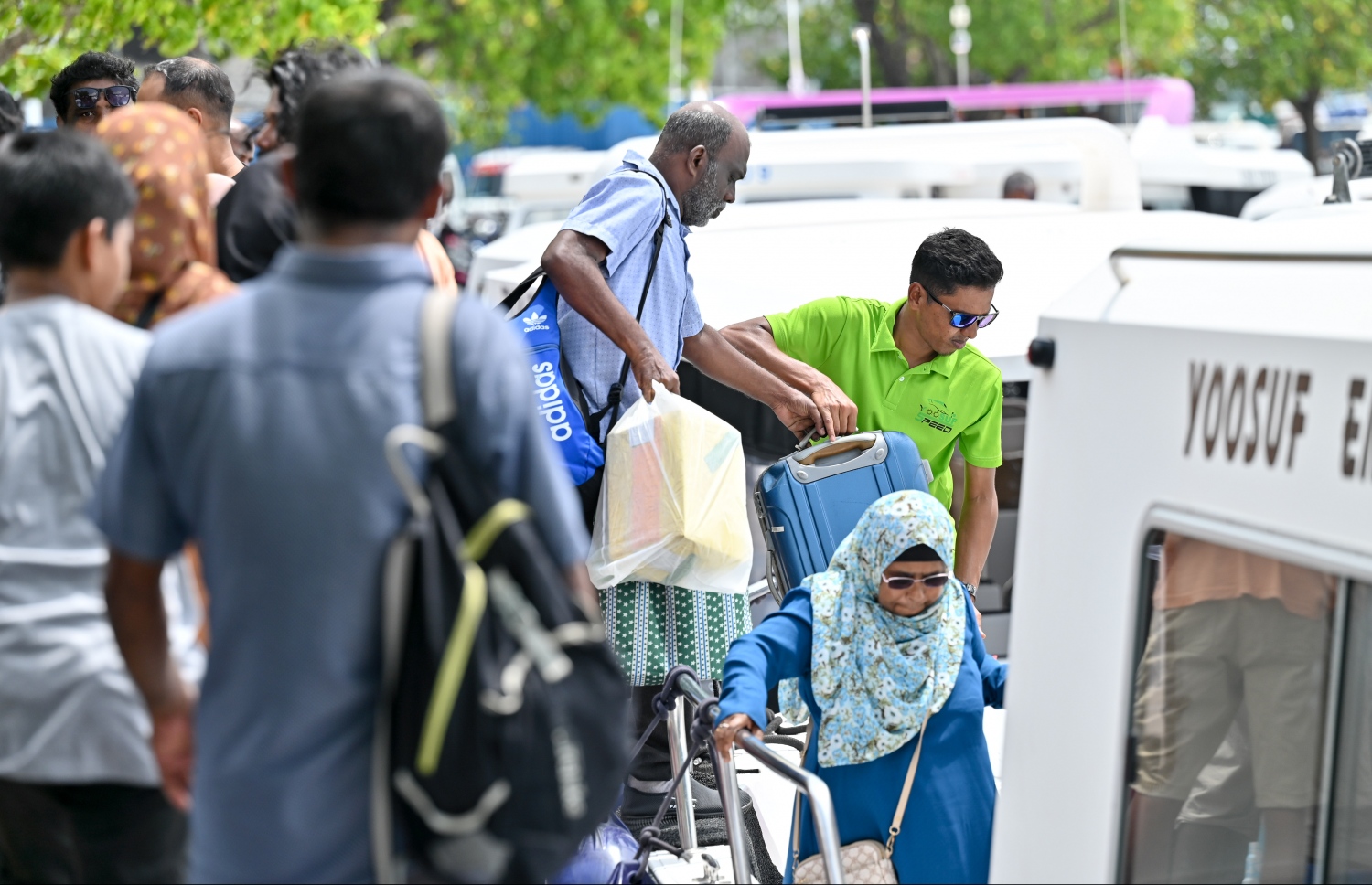 ބޮޑު ޗުއްޓީ އާއި އީދަށް ފުރާ ބަޔަކު އެމްއެމްއޭ ކުރިމަތިން ލޯންޗަށް އަރަނީ: ބަންދަށް ގިނަ ބަޔަކު އަންނަނީ ރަށްރަށަށް ފުރަމުން.-- ފޮޓޯ: ނިޝާން އަލީ | މިހާރު