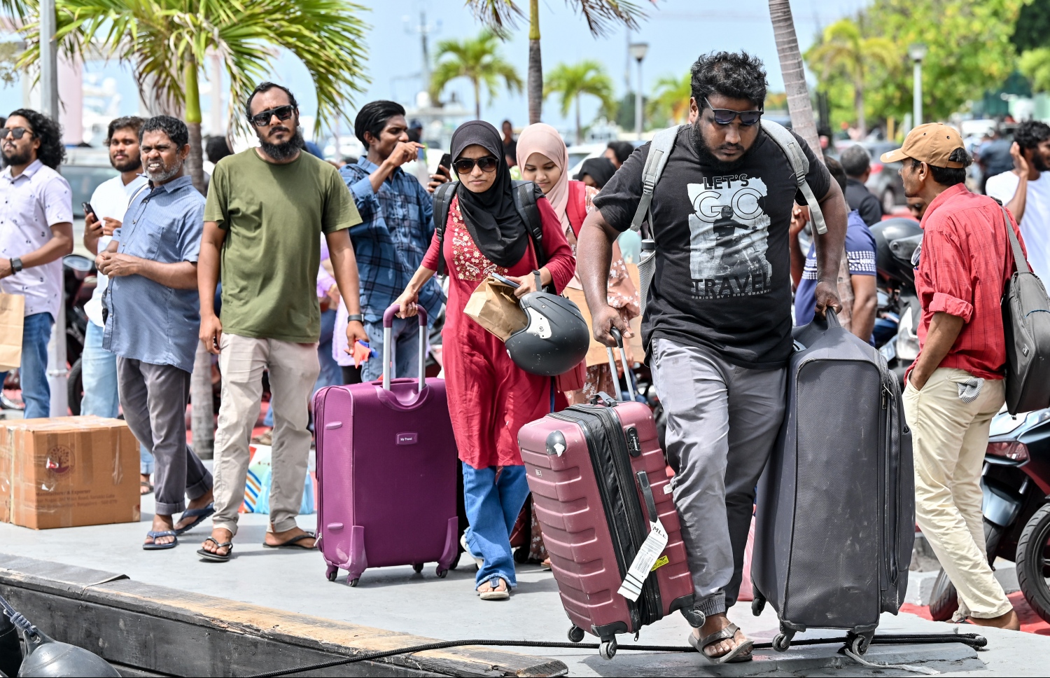 ބޮޑު ޗުއްޓީ އާއި އީދަށް ފުރާ ބަޔަކު އެމްއެމްއޭ ކުރިމަތިން ލޯންޗަށް އަރަނީ: ބަންދަށް ގިނަ ބަޔަކު އަންނަނީ ރަށްރަށަށް ފުރަމުން.-- ފޮޓޯ: ނިޝާން އަލީ | މިހާރު