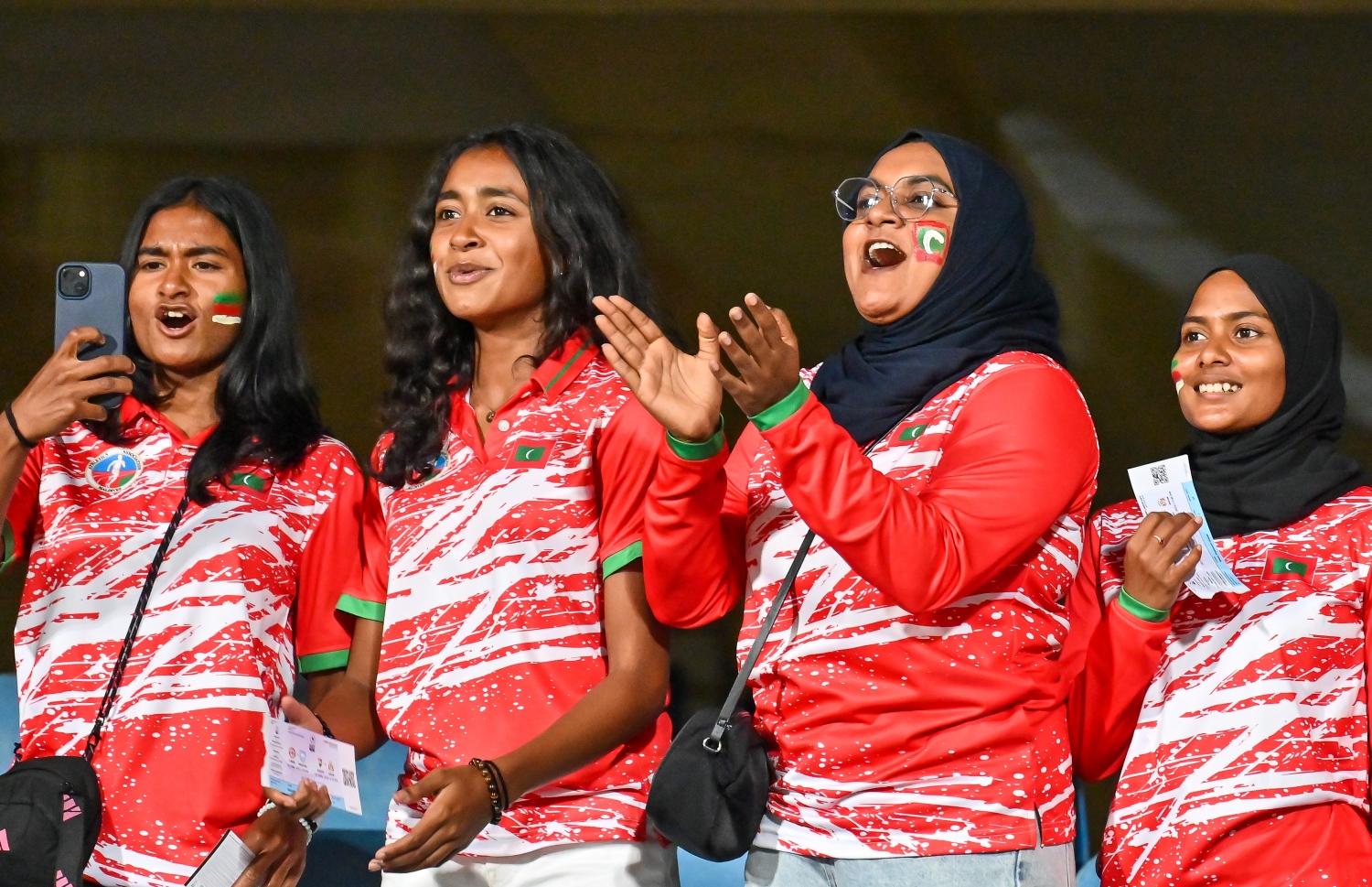 ސާފް ޗެމްޕިއަންޝިޕްގައި އިންޑިއާގެ ބެންގަލޫރުގެ ސްރީ ކަންތީވާ ސްޓޭޑިއަމްގައި ޖޫން 22، 2023 ގައި ބޫޓާނާ ދެކޮޅަށް ކުޅެ ރާއްޖެ 2-0 އިން މޮލޫވި މެޗު ބެލުމަށް ސްޓޭޑިއަމަށް ވަދެ ތިބި ރާއްޖޭހެ ބައެއް ސަޕޯޓަރުން. -- ފޮޓޯ: ފަޔާޒު މޫސާ | މިހާރު