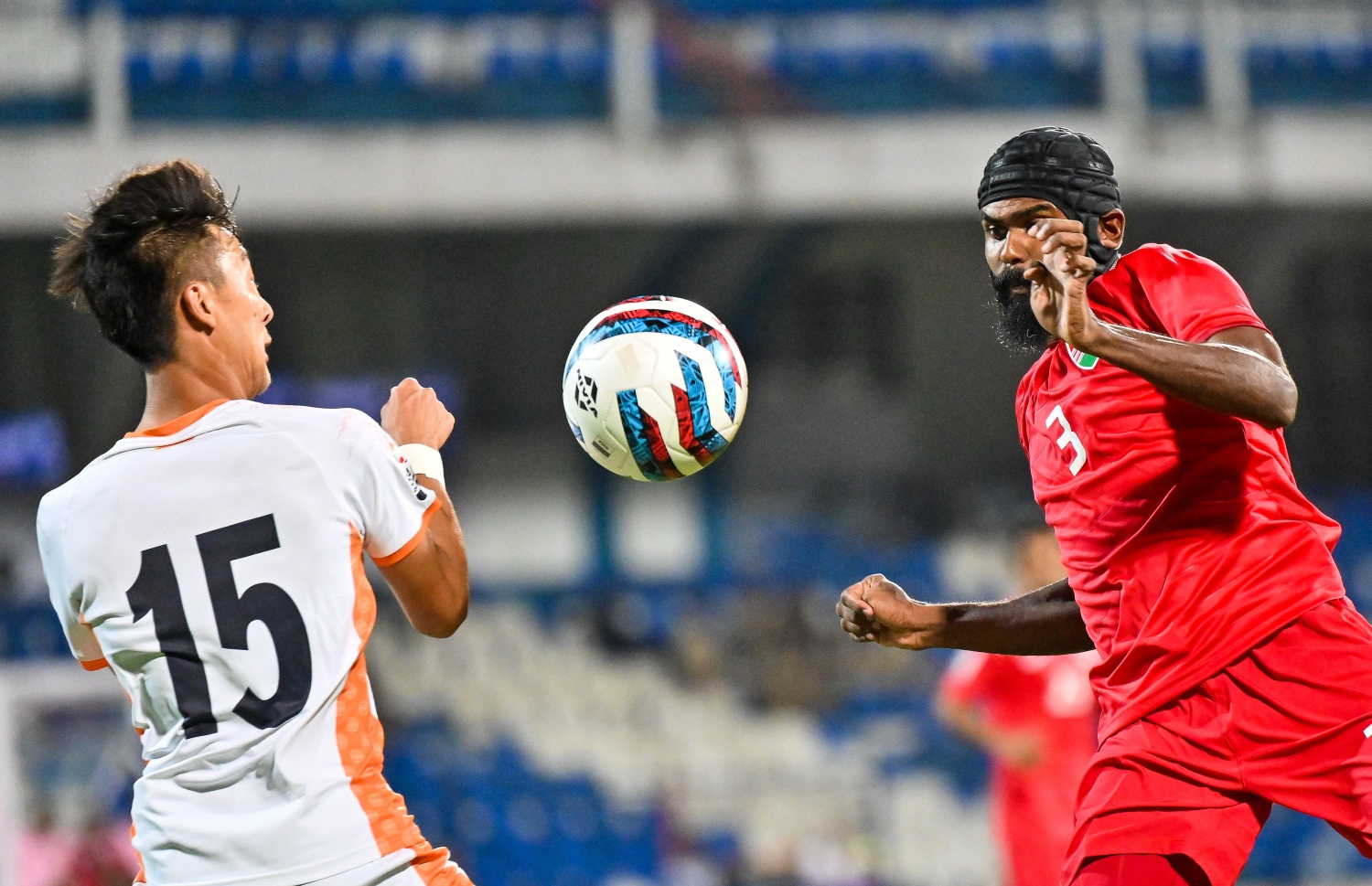 ސާފް ޗެމްޕިއަންޝިޕްގައި އިންޑިއާގެ ބެންގަލޫރުގެ ސްރީ ކަންތީވާ ސްޓޭޑިއަމްގައި ޖޫން 22، 2023 ގައި ބޫޓާނާ ދެކޮޅަށް ކުޅެ ރާއްޖެ 2-0 އިން މޮލުވި މެޗުގައި ރާއްޖޭގެ ހަމަލާއެއް ހުއްޓުވަން ބޫޓާން ކުޅުންތެރިޔަކު މަސައްކަތްކުރަނީ. -- ފޮޓޯ: ފަޔާޒު މޫސާ | މިހާރު