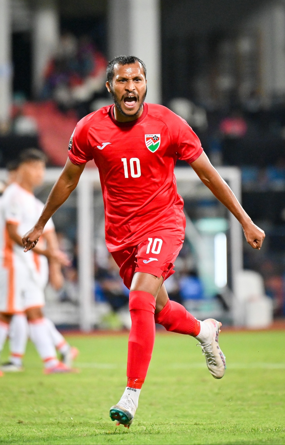 ސާފް ޗެމްޕިއަންޝިޕްގައި އިންޑިއާގެ ބެންގަލޫރުގެ ސްރީ ކަންތީވާ ސްޓޭޑިއަމްގައި ޖޫން 22، 2023 ގައި ބޫޓާނާ ދެކޮޅަށް ކުޅެ ރާއްޖެ 2-0 އިން މޮލުވި މެޗުގައި ޕެނަލްޓީއެއް ކާމިޔާބުކުރުމަށް ފަހު ހަމްޒާ މުހައްމަދު (ހަމްޕު) އުފާ ފާޅުކުރަނީ -- ފޮޓޯ: ފަޔާޒު މޫސާ | މިހާރު