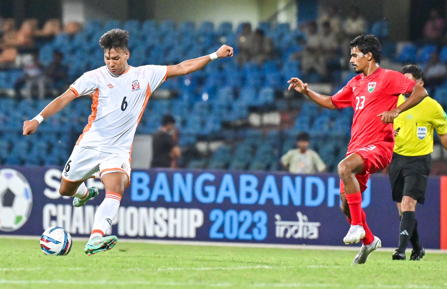 ސާފް ޗެމްޕިއަންޝިޕްގައި އިންޑިއާގެ ބެންގަލޫރުގެ ސްރީ ކަންތީވާ ސްޓޭޑިއަމްގައި ޖޫން 22، 2023 ގައި ބޫޓާނާ ދެކޮޅަށް ކުޅެ ރާއްޖެ 2-0 އިން މޮލުވި މެޗުގައި ރާއްޖޭގެ ބޫޓާންގެ ކުޅުންތެރިޔަކު ރާއްޖޭގެ ގޯލަށް ހަމަލާއެއް ފޮނުވާލަނީ. -- ފޮޓޯ: ފަޔާޒު މޫސާ | މިހާރު