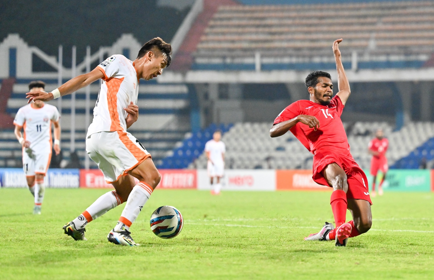 ސާފް ޗެމްޕިއަންޝިޕްގައި އިންޑިއާގެ ބެންގަލޫރުގެ ސްރީ ކަންތީވާ ސްޓޭޑިއަމްގައި ޖޫން 22، 2023 ގައި ބޫޓާނާ ދެކޮޅަށް ކުޅެ ރާއްޖެ 2-0 އިން މޮލުވި މެޗުގައި ރާއްޖޭގެ ގޯލަށް ބޫޓާނުން ހަމަލާއެއް ފޮނުވާލަނީ. -- ފޮޓޯ: ފަޔާޒު މޫސާ | މިހާރު