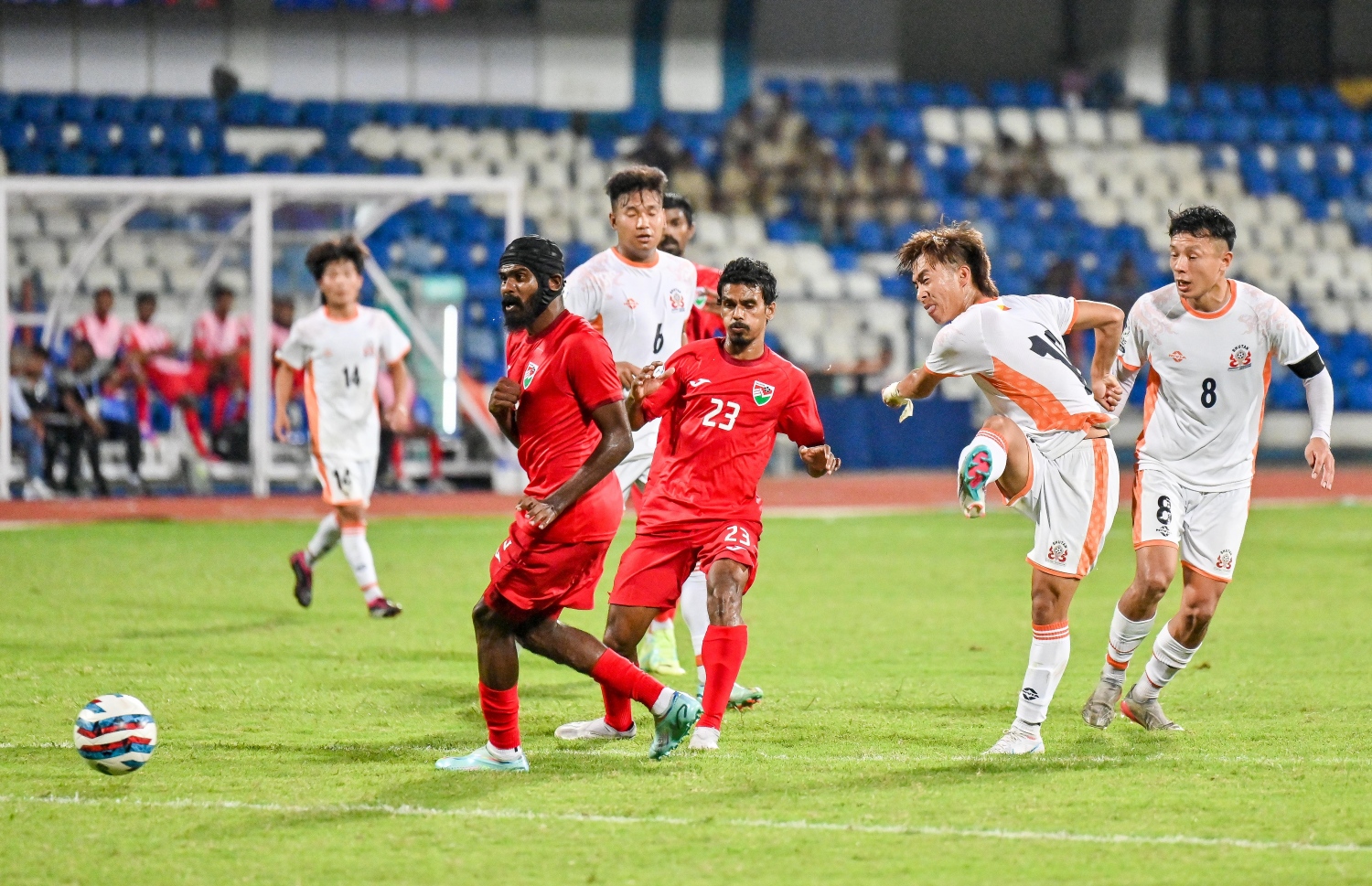 ސާފް ޗެމްޕިއަންޝިޕްގައި އިންޑިއާގެ ބެންގަލޫރުގެ ސްރީ ކަންތީވާ ސްޓޭޑިއަމްގައި ޖޫން 22، 2023 ގައި ބޫޓާނާ ދެކޮޅަށް ކުޅެ ރާއްޖެ 2-0 އިން މޮލުވި މެޗުގައި ރާއްޖޭގެ ގޯލަށް ބޫޓާން ކުޅުންތެރިޔަކު ހަމަލާއެއް ފޮނުވާލަނީ -- ފޮޓޯ: ފަޔާޒު މޫސާ | މިހާރު