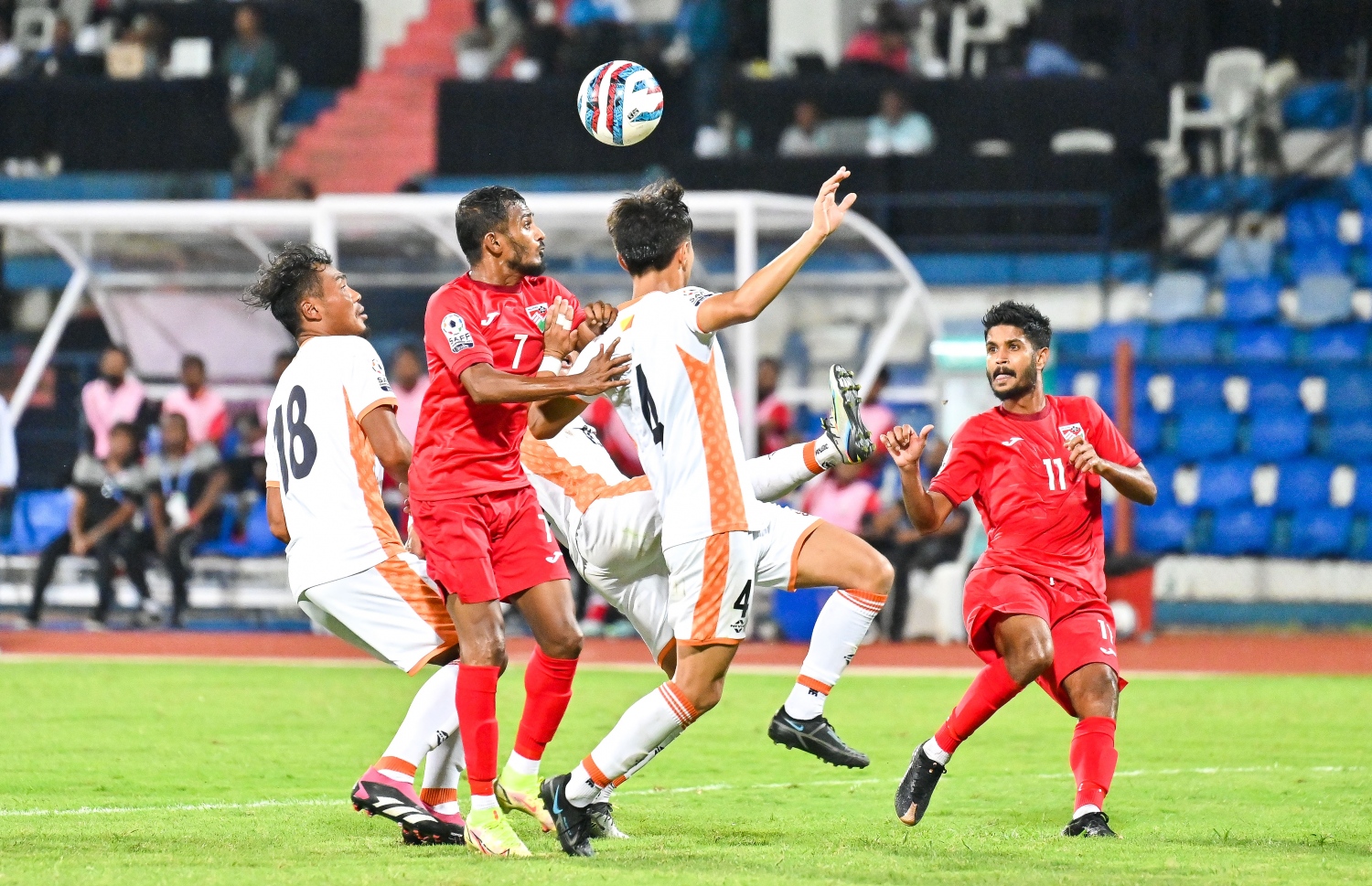 ސާފް ޗެމްޕިއަންޝިޕްގައި އިންޑިއާގެ ބެންގަލޫރުގެ ސްރީ ކަންތީވާ ސްޓޭޑިއަމްގައި ޖޫން 22، 2023 ގައި ބޫޓާނާ ދެކޮޅަށް ކުޅެ ރާއްޖެ 2-0 އިން މޮލުވި މެޗުގައި އަލީ ފާސިރު (ސެންޓޭ) ގޯލަށް ބޯޅަ ފޮނުވާލަން މަސައްކަތްކުރަނީ. -- ފޮޓޯ: ފަޔާޒު މޫސާ | މިހާރު