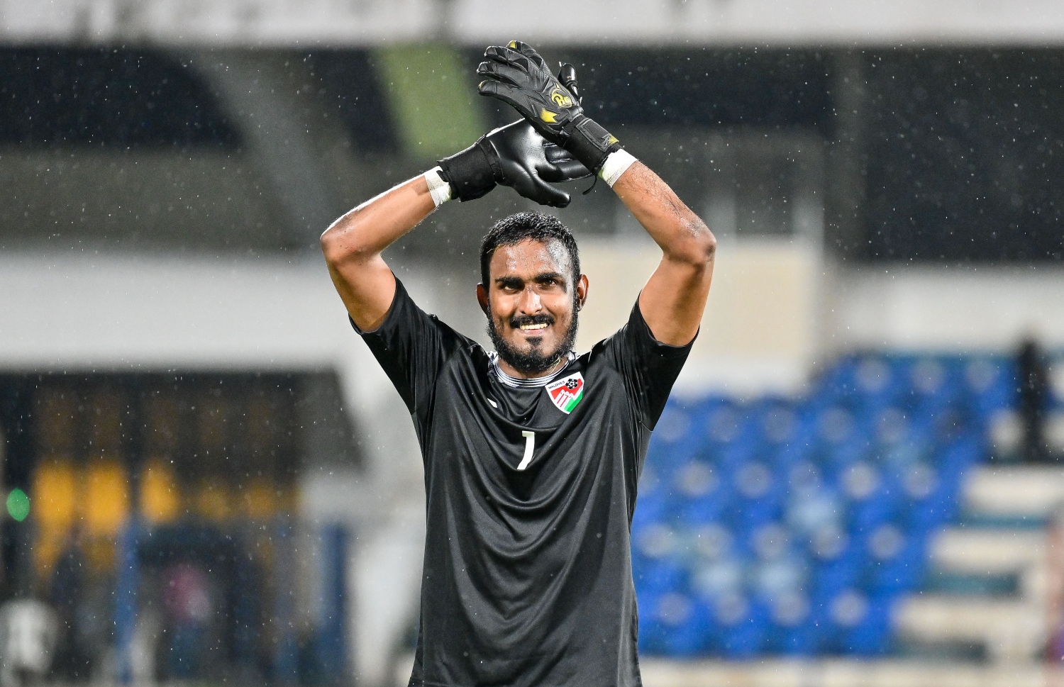 ސާފް ޗެމްޕިއަންޝިޕްގައި ބޫޓާނާ ދެކޮޅަށް ކުޅެ ރާއްޖެ 2-0 އިން މޮލޫވި މެޗަށް ފަހު ރާއްޖޭގެ ކީޕަރު ހުސައިން ޝަރީފް މެޗަށް ފަހު ސަޕޯޓަރުންނާ ބައިވެރިވެ އުފާ ފާޅުކުރަނީ. -- ފޮޓޯ: ފަޔާޒު މޫސާ | މިހާރު