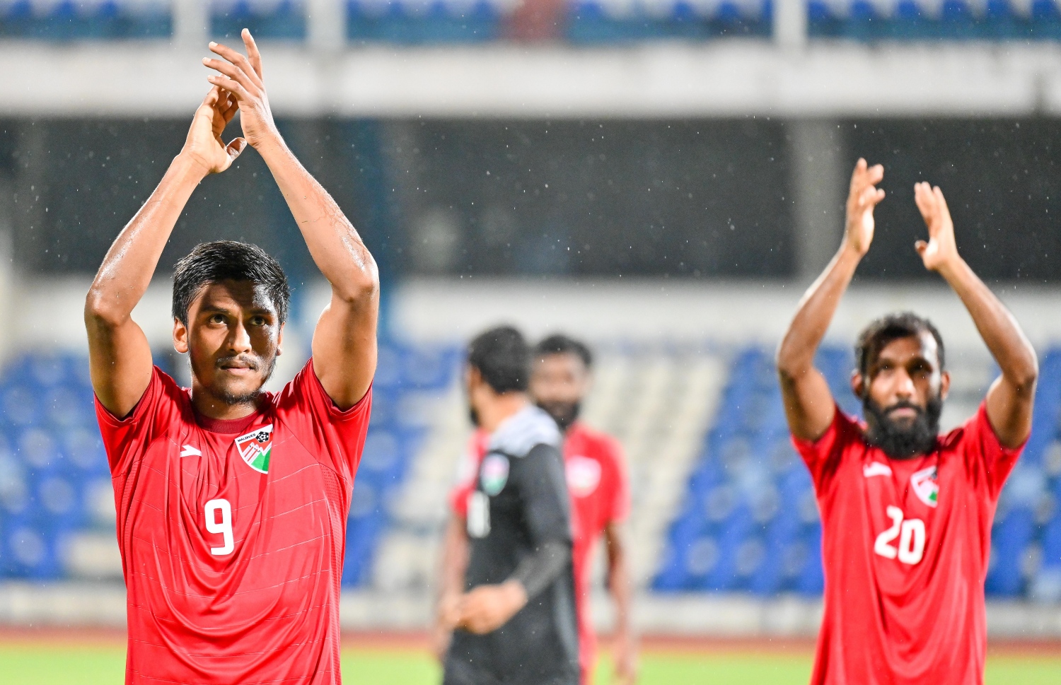 ސާފް ޗެމްޕިއަންޝިޕްގައި ބޫޓާނާ ދެކޮޅަށް ކުޅެ ރާއްޖެ 2-0 އިން މޮލޫވި މެޗުގެ ދެވަނަ ލަނޑު ކާމިޔާބުކޮށްދިން ނާއިޒް އާއި ޓީމުގެ ބައެއް އެހެން ކުޅުންތެރިން މެޗަށް ފަހު ސަޕޯޓަރުންނާ ބައިވެރިވެ އުފާ ފާޅުކުރަނީ. -- ފޮޓޯ: ފަޔާޒު މޫސާ | މިހާރު