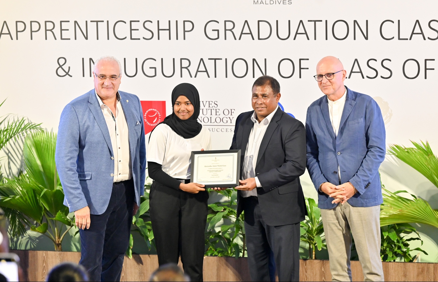 އެޕްރެންޓިސްޝިޕް ޕްރޮގްރާމުން ގްރެޖުއޭޓްވީ ދަރިވަރަކަށް ޓޫރިޒަމް މިނިސްޓަރު މައުސޫމު މިއަދު ސެޓްފިކެޓް ހަވާލު ކޮށްދެއްވަނީ.---ފޮޓޯ:ނިޝާން އަލީ / މިހާރު