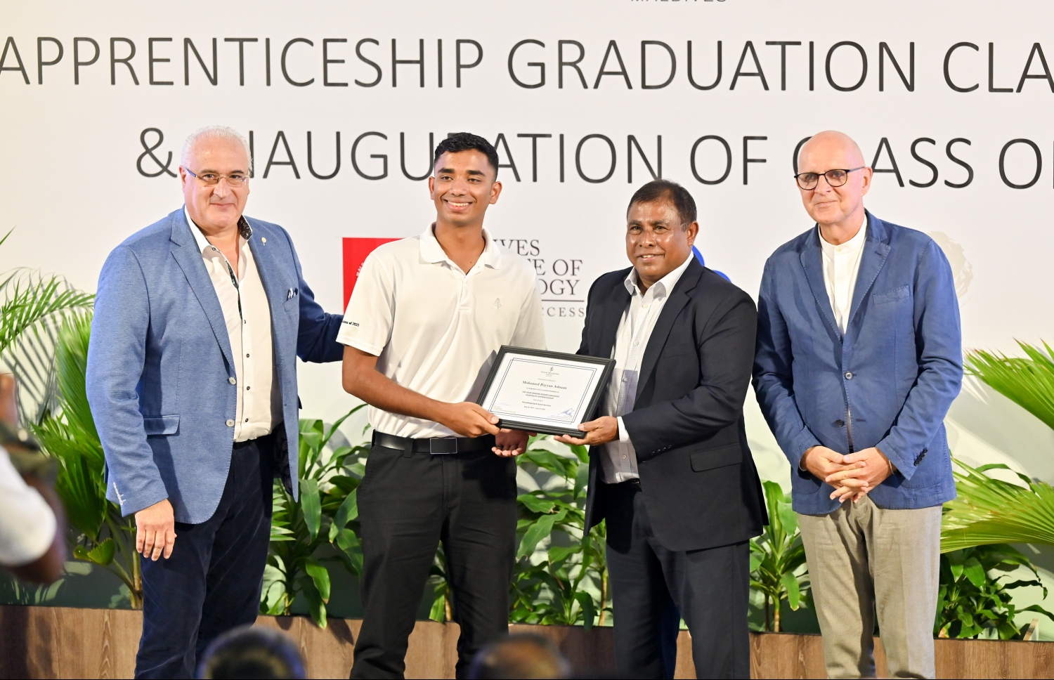 އެޕްރެންޓިސްޝިޕް ޕްރޮގްރާމުން ގްރެޖުއޭޓްވީ ދަރިވަރަކަށް ޓޫރިޒަމް މިނިސްޓަރު އަބްދުﷲ މައުސޫމް މިއަދު ސެޓްފިކެޓް ހަވާލު ކޮށްދެއްވަނީ.---ފޮޓޯ:ނިޝާން އަލީ / މިހާރު