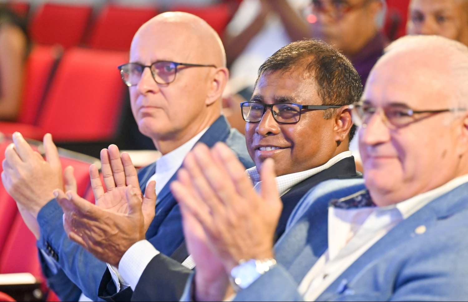 ޓޫރިޒަމް މިނިސްޓަރު އަބްދުﷲ މައުސޫމާއި ފޯ ސީޒަންސް ރީޖަނަލް ވައިސް ޕްރެޒިޑެންޓް އަރުމަންޑޯ މިއަދުގެ ރަސްމިއްޔާތުގައި-- ފޮޓޯ: ނިޝާން އަލީ / މިހާރު